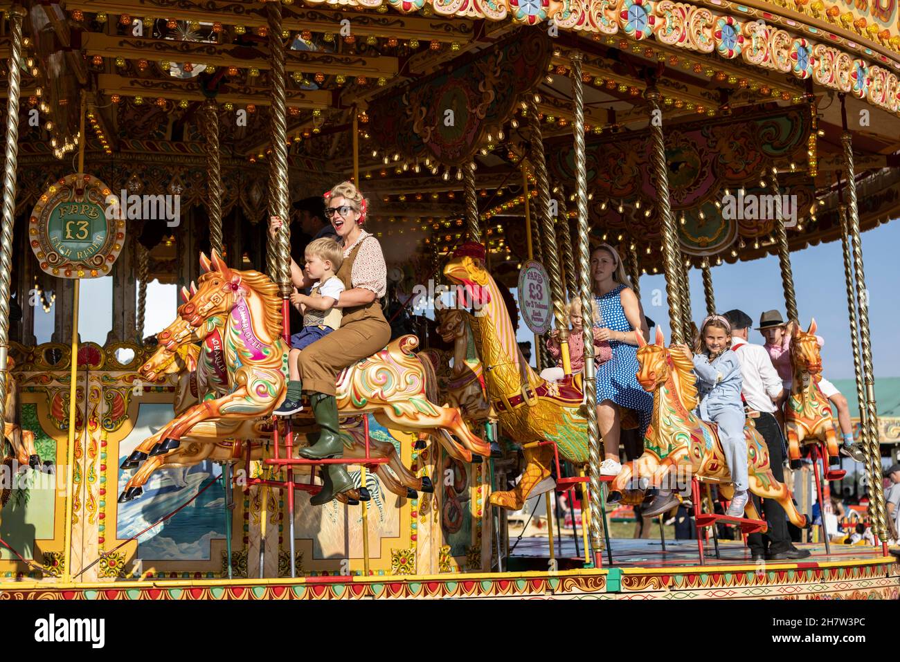 Familien genießen die Karussellfahrt auf dem Goodwood Revival Festival, 2021. September Stockfoto