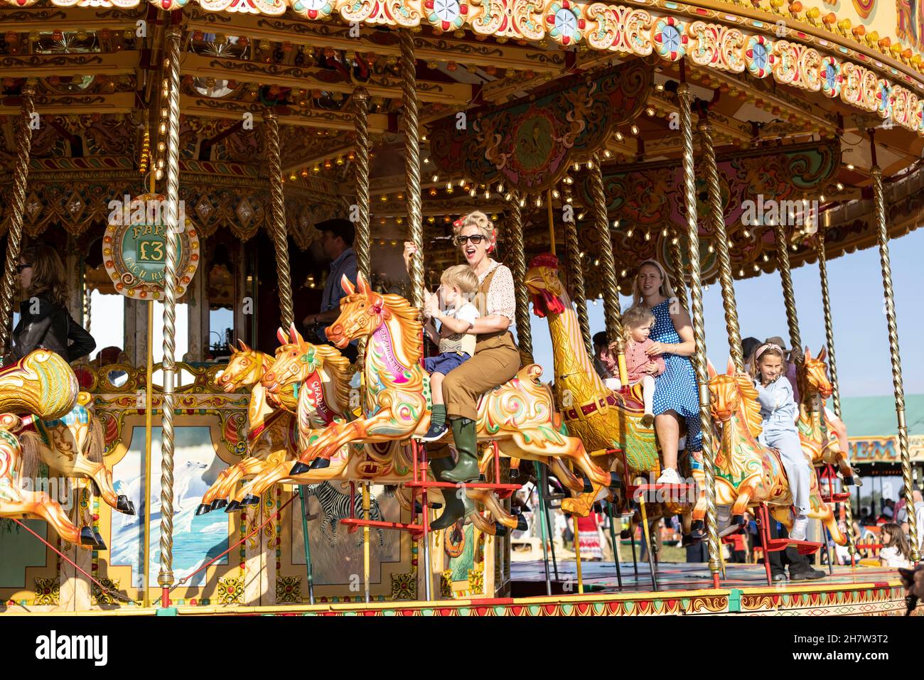 Familien genießen die Karussellfahrt auf dem Goodwood Revival Festival, 2021. September Stockfoto