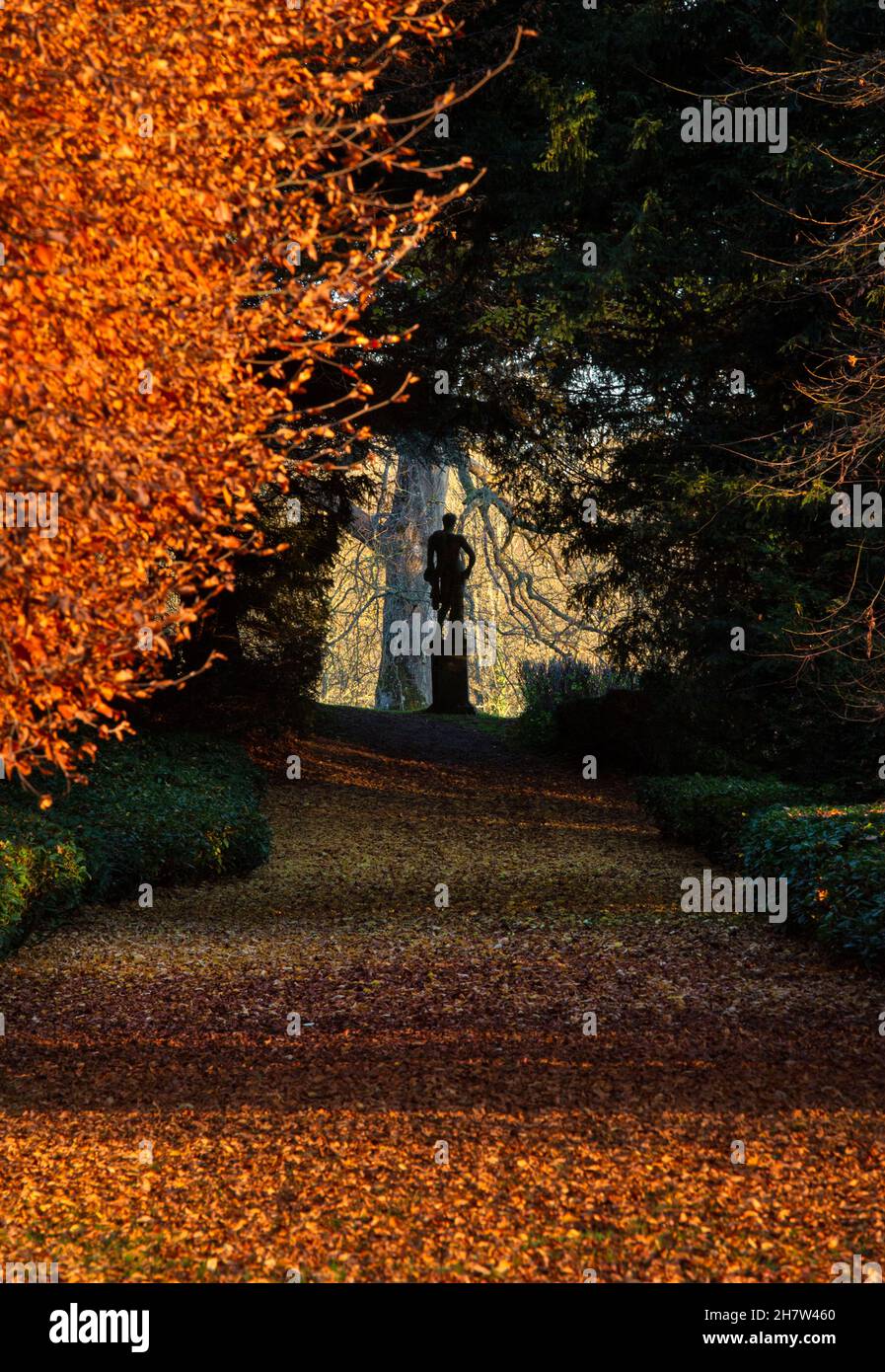 Herbstfarbe und Statue im Rousham House, Oxfordshire, England Stockfoto