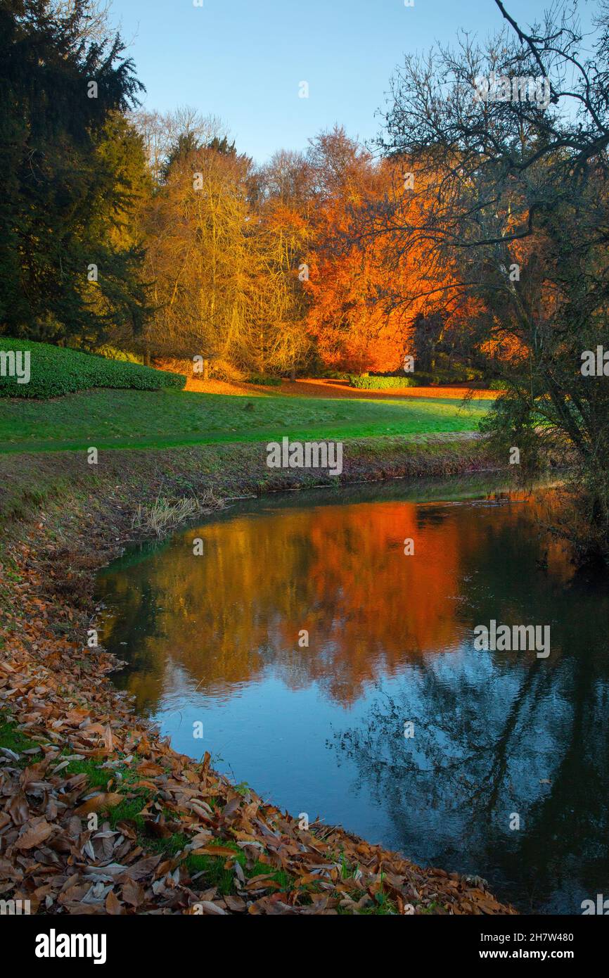 River cherwell und Herbstfarben in Landschaftsgärten im Rousham House, Oxfordshire, England Stockfoto