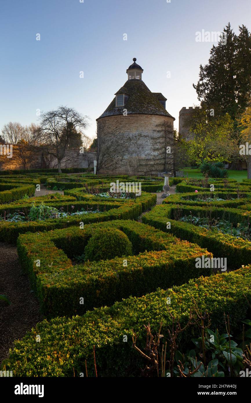 Dovecote und Parterre Box Hedging im Rousham House, Oxfordshire, England Stockfoto