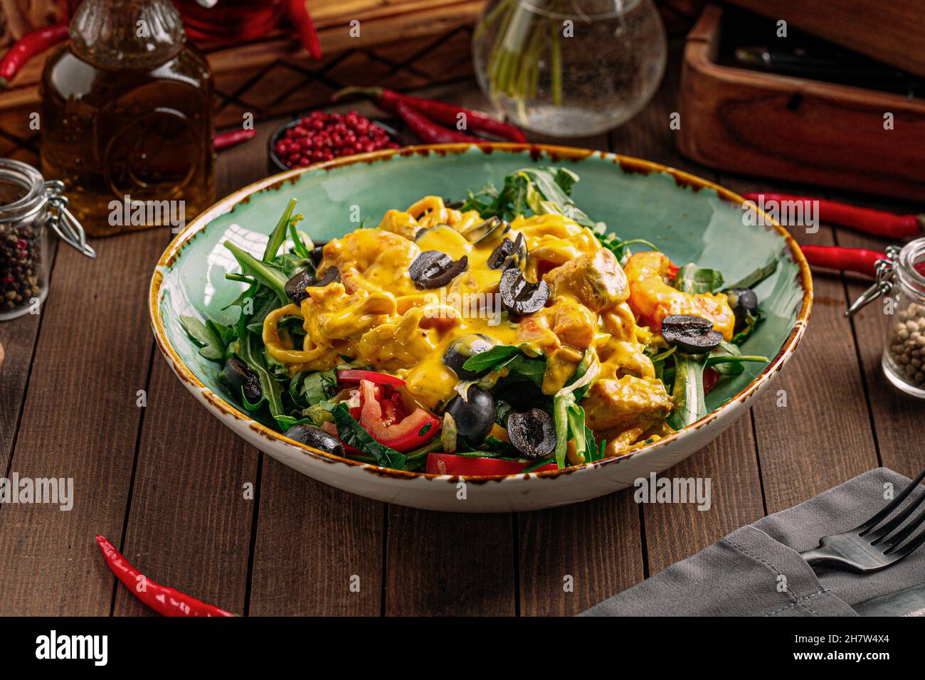 Gourmet-Salat mit Meeresfrüchten und Gemüse Stockfoto