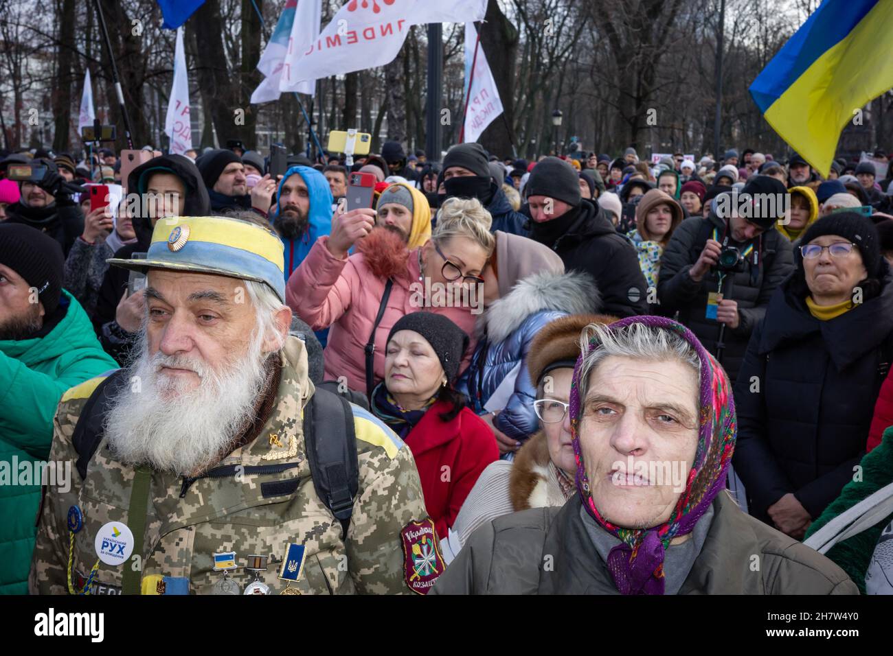 KIEW, UKRAINE - 24. November 2021: Mehrere hundert Menschen protestieren gegen Einschränkungen des Coronavirus und obligatorische Impfungen. Stockfoto