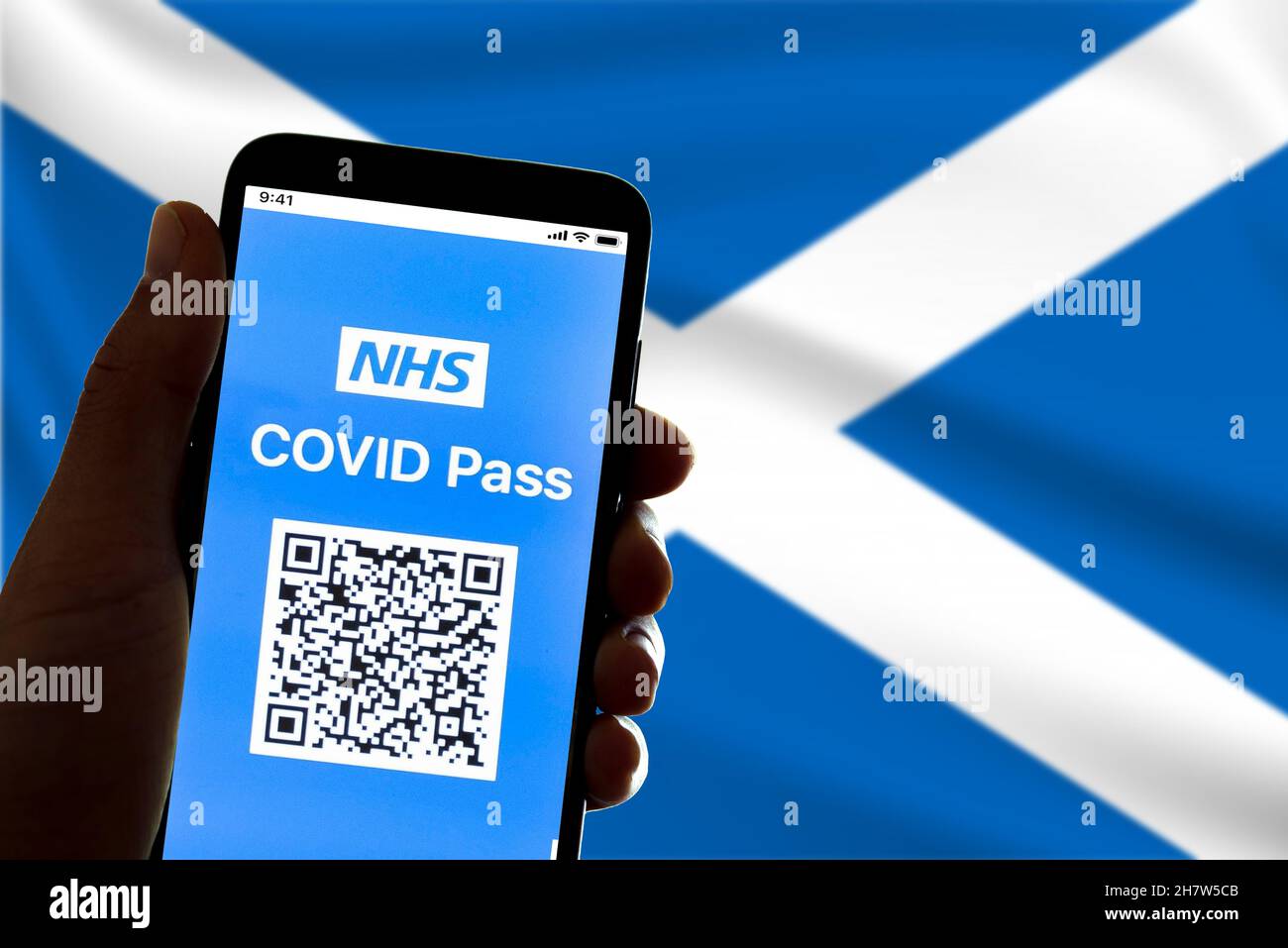 Spanien. 24th. November 2021. Auf diesem illustrativen Foto ist am 24. November 2021 in Barcelona, Spanien, eine symbolische NHS-Bescheinigung, auch Impfpass genannt, auf dem Bildschirm eines Mobiltelefons mit der schottischen Flagge zu sehen. Die Einführung des Passes für covid19 in Großbritannien wird voraussichtlich am 29. November beginnen, der Covid Pass wird für den Zugang zu Hospitality- und Veranstaltungsorten benötigt. (Foto von Davide Bonaldo/Sipa USA) Quelle: SIPA USA/Alamy Live News Stockfoto
