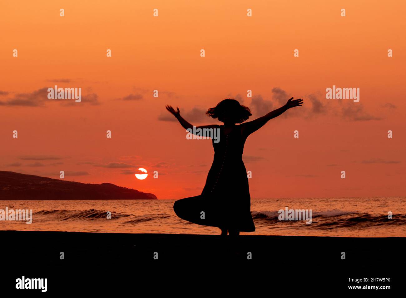 Silhouette der Person im Sonnenuntergang, Liebe und Tanz, Spaß haben. Stockfoto
