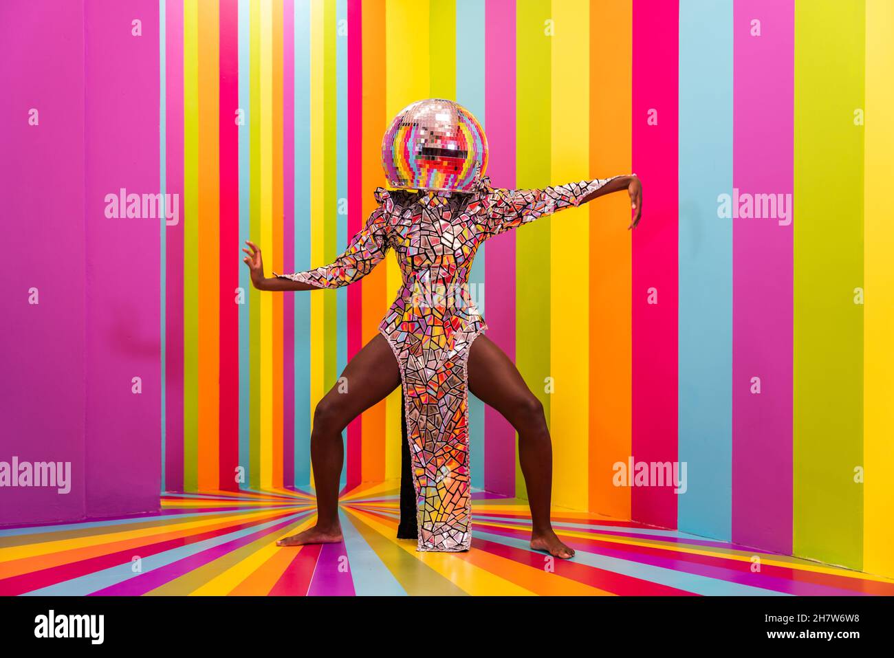 Schöne afroamerikanische junge Tänzerin mit Spaß in einem Regenbogen-Box-Zimmer - Cool und stylish afro Erwachsene Frau Porträt auf bunten Backgr Stockfoto