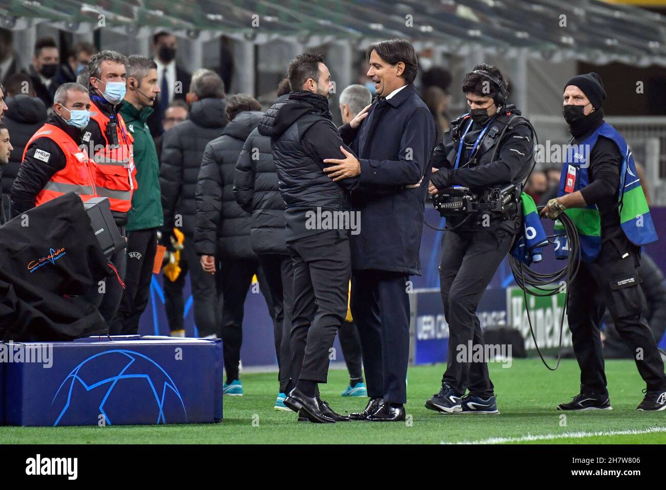 Mailand, Italien. 24th. November 2021. Manager Roberto De Zerbi von Shakhtar Donetsk (L) mit Manager Simone Inzaghi von Inter (R) vor dem UEFA Champions League-Spiel zwischen Inter und Shakhtar Donetsk bei Giuseppe Meazza in Mailand. (Foto: Gonzales Photo/Alamy Live News Stockfoto