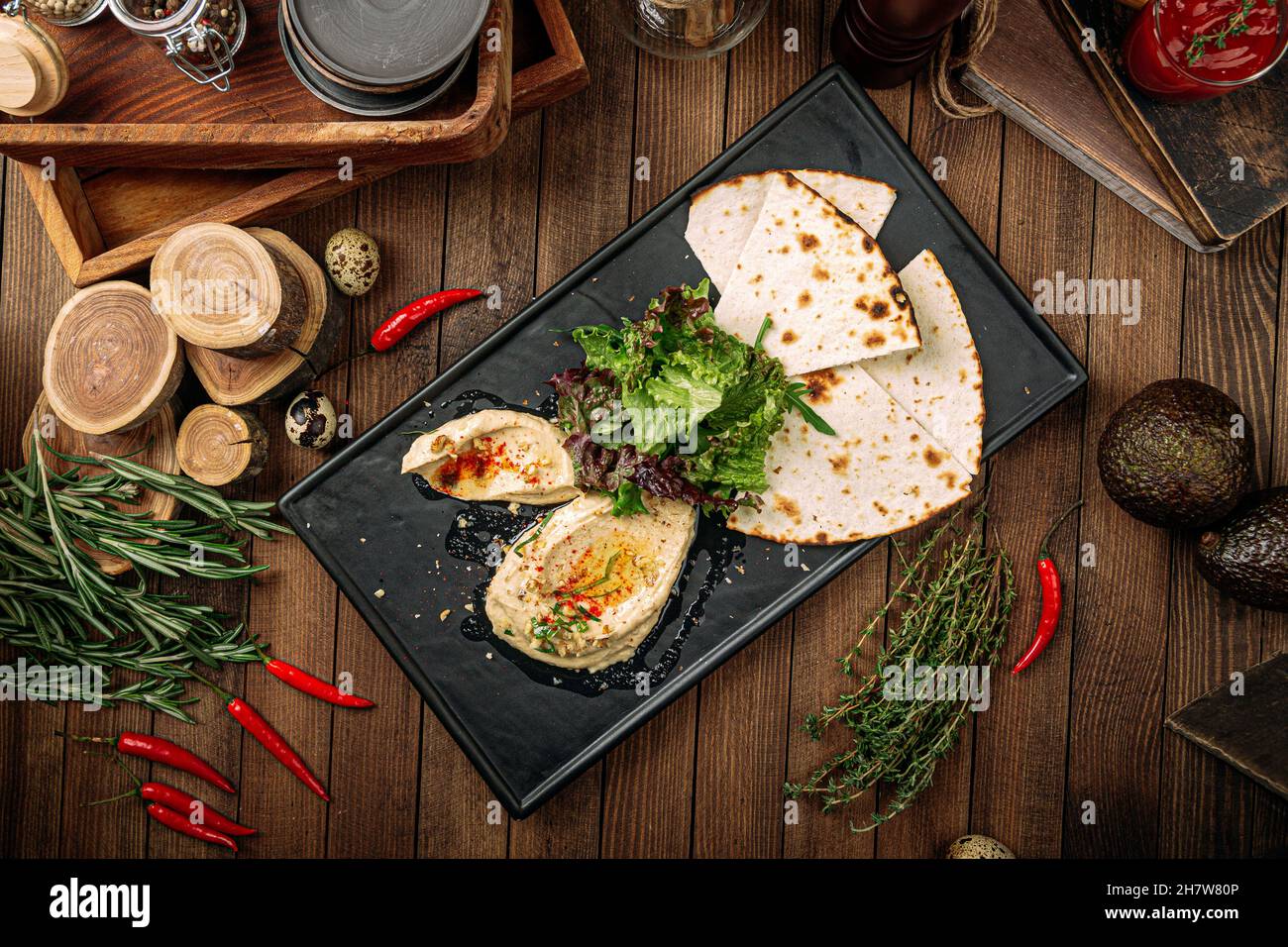 Klassische Hummus-Aufstrich-Sauce mit Pita-Brot Stockfoto