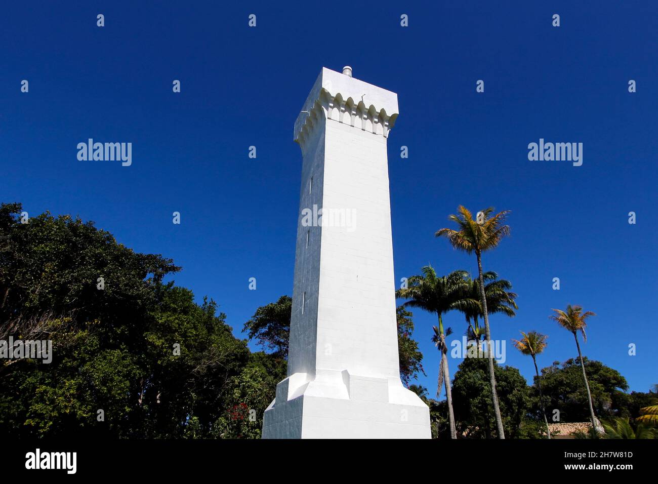 Porto Seguro, Bahia, Brasilien - 18. Juli 2021: Das Leuchtturmdenkmal Porto Seguro befindet sich im historischen Zentrum Stockfoto Porto Seguro, Bahia, Brasilien - 18. Juli 2021: Das Leuchtturmdenkmal Porto Seguro befindet sich im historischen Zentrum Stockfoto