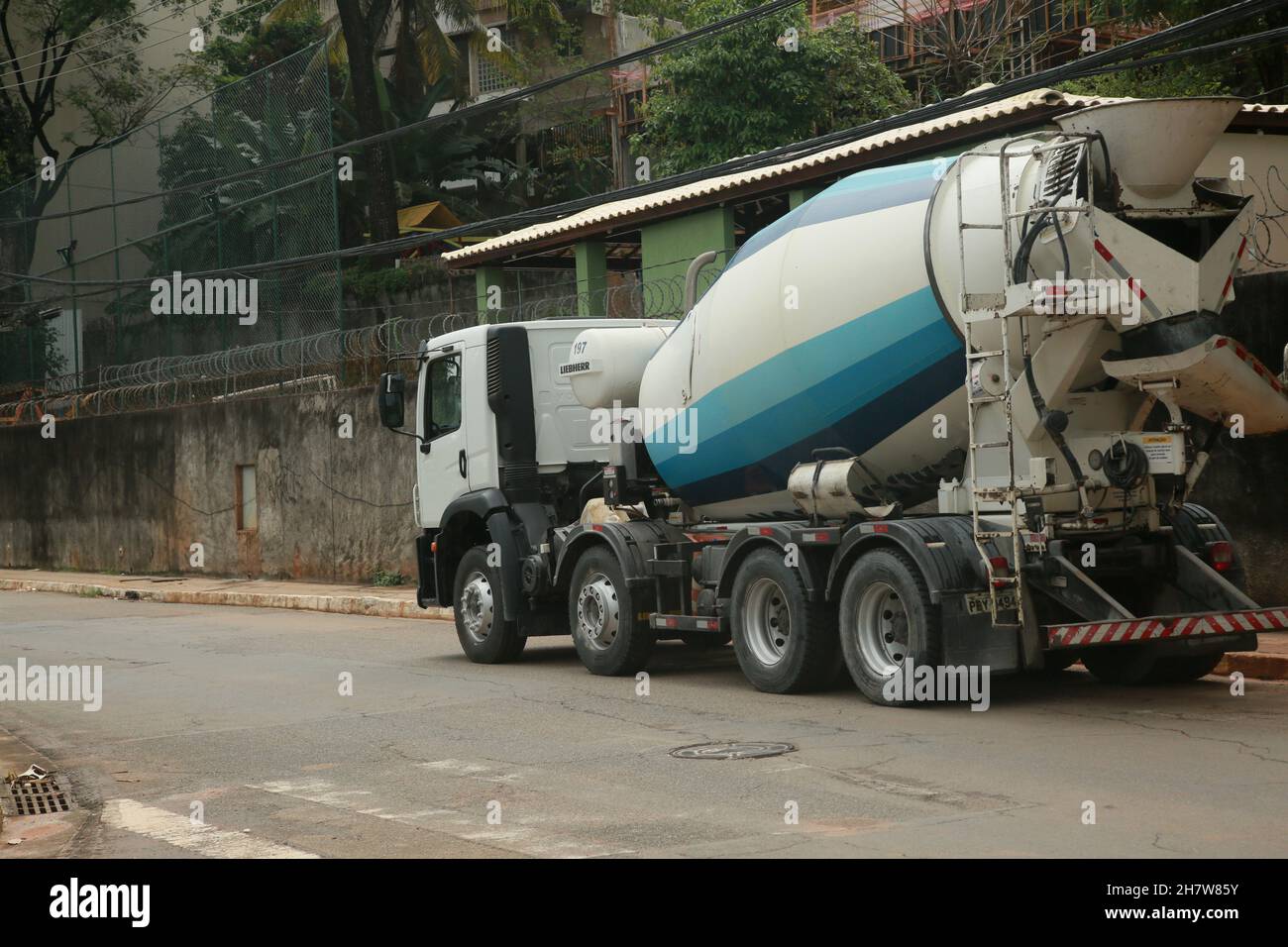 salvador, bahia, brasilien - 24. november 2021: Betonmischwagen, der auf einer Straße in der Stadt Salvador durch ein Baugebiet fährt. Stockfoto