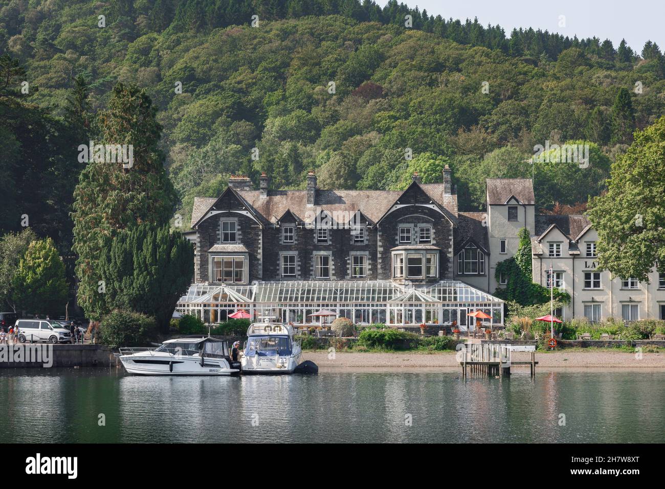 Lakeside Hotel, Blick im Sommer vom Lake Windermere auf das beliebte Lakeside Hotel and Spa in Lakeside, Lake District, Cumbria, England, Großbritannien Stockfoto