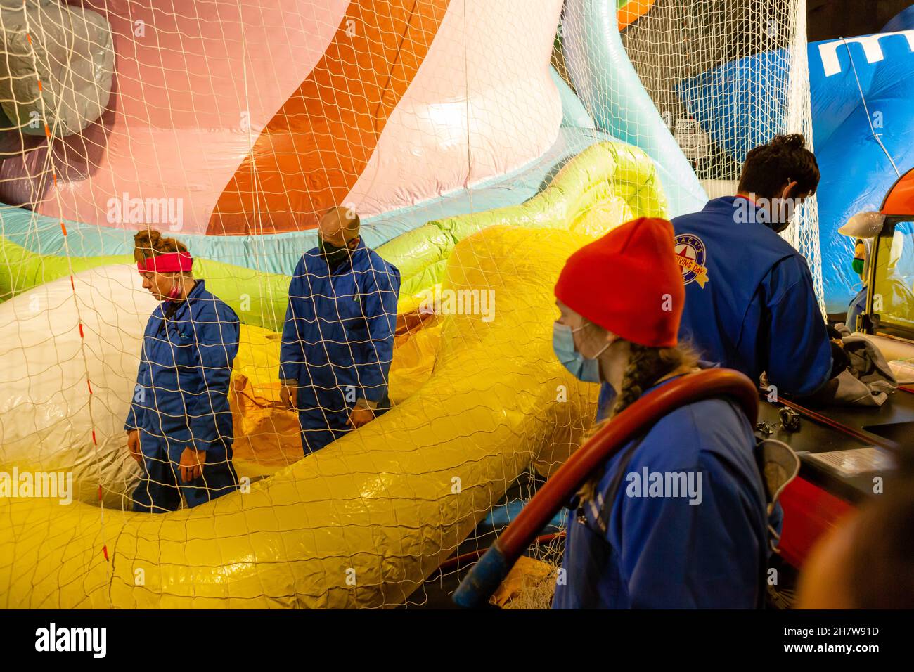 New York, NY - 24. November 2021. Die Massen drängen sich zum Aufblasort der Macy’s Thanksgiving Parade, der am Nachmittag für die Öffentlichkeit geöffnet wurde Stockfoto