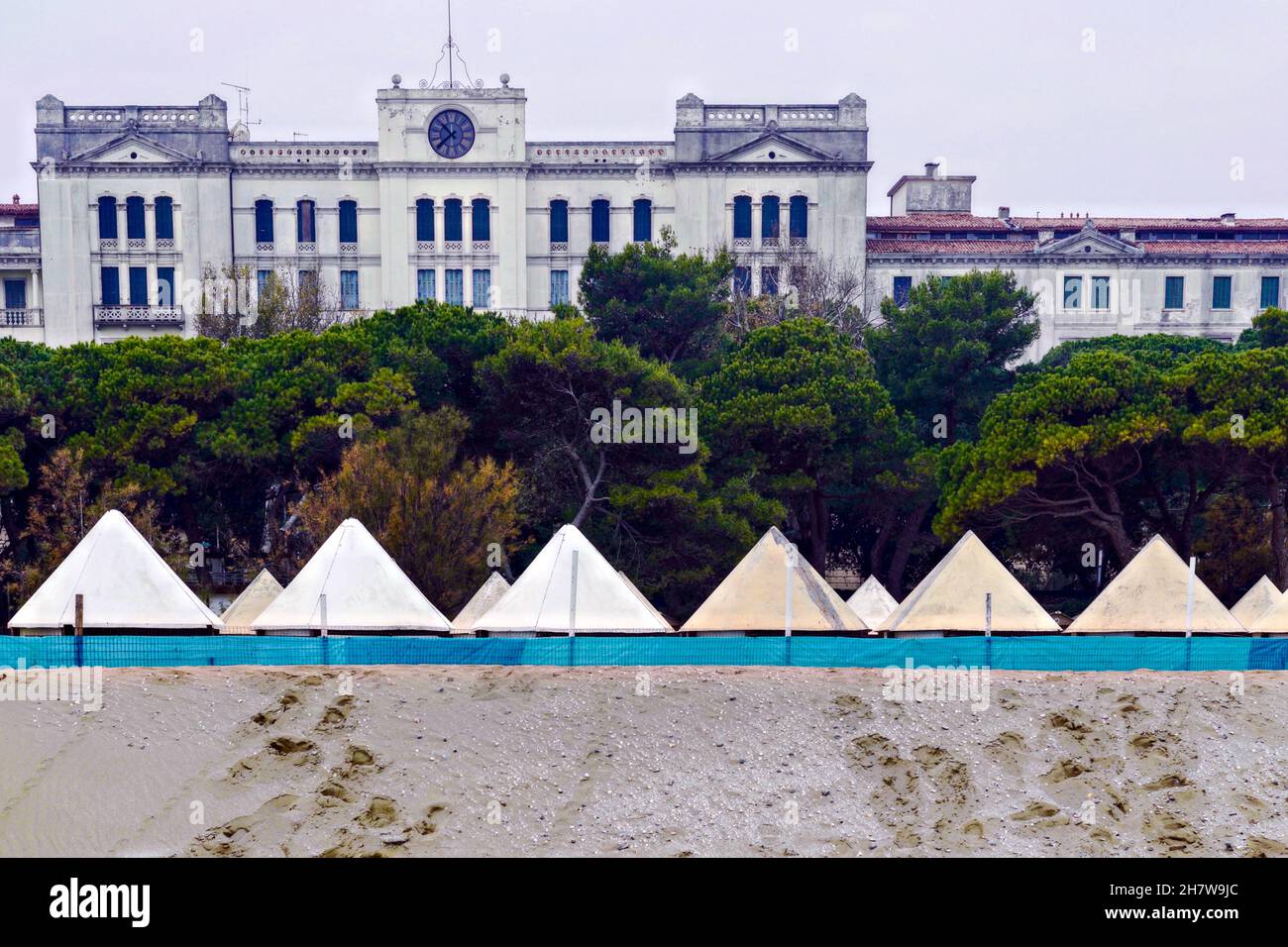 Blick vom Lido-Strand im Grand Hotel des Bains, dem Schauplatz des Films für Thomas Manns Novelle „Tod in Venedig“. Im Vordergrund Strandhäuser. Stockfoto