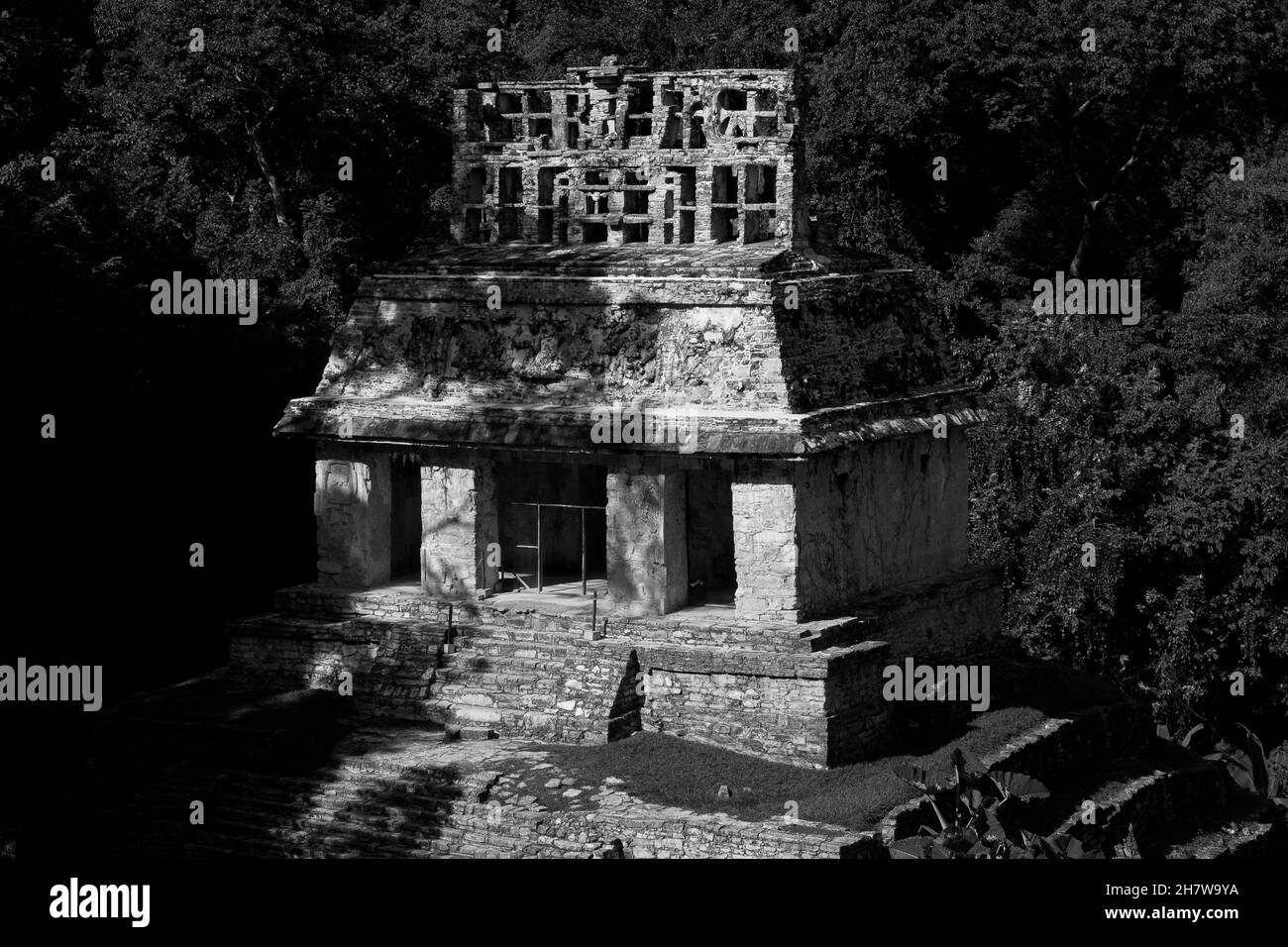Kreuzentempel Komplex aus alten präkolumbianischen Gebäuden an der archäologischen Stätte der maya in Palenque, Chiapas, Mexiko. Stockfoto