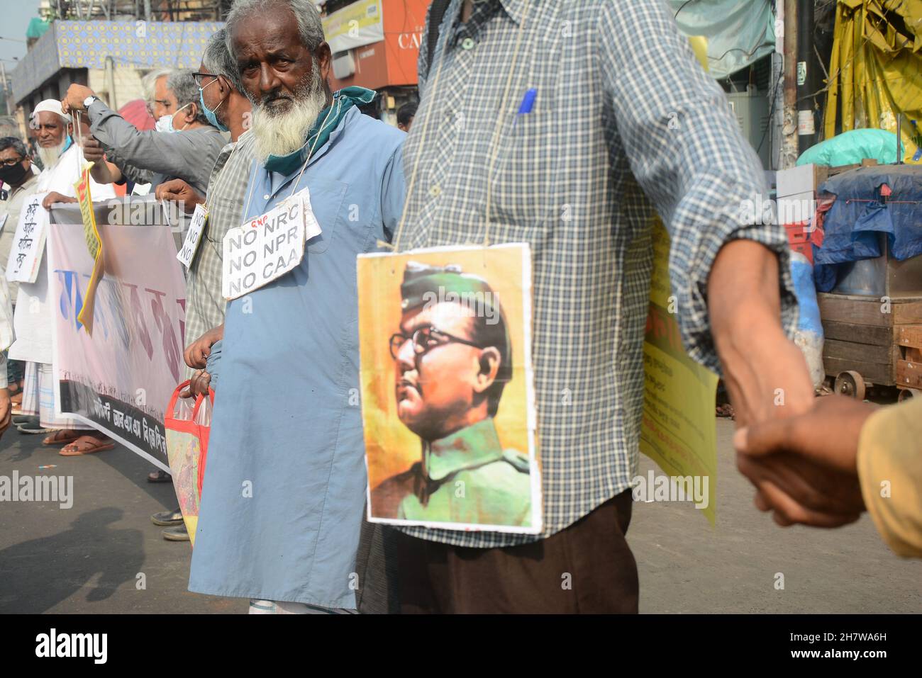 25. November 2021, Kalkutta, Westbengalen, Indien: Menschen versammeln sich, um gegen das Gesetz der Bauern zu protestieren, keine NRC und keine CAA..Menschen, die menschliche Kette zu demonstrieren. Kinder nehmen an dieser Kundgebung Teil. Die Menschen feiern auch den Protest der Bauern zum Jahrestag. (Bild: © Rahul Sadhukhan/Pacific Press via ZUMA Press Wire) Stockfoto