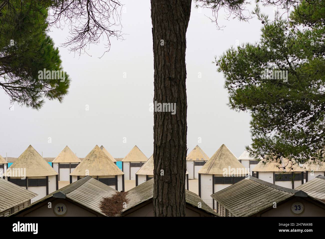 Blick auf den Strand von Lido, einer Insel in der Lagune von Venedig im Herbst mit zahlreichen Strandhäusern für Touristen. Stockfoto