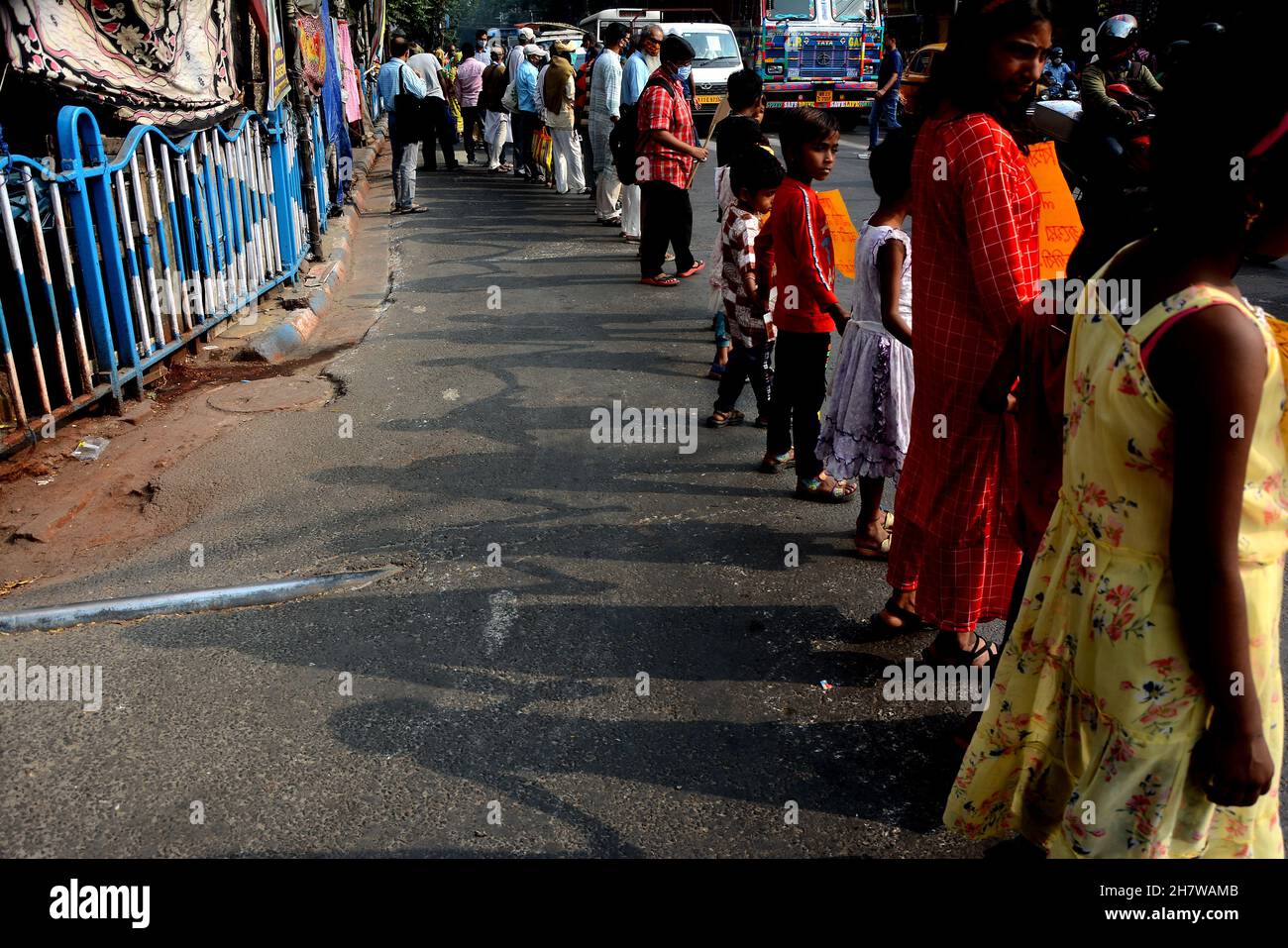 Kalkutta, Westbengalen, Indien. 25th. November 2021. Menschen versammeln sich, um gegen den Gesetzentwurf des Bauern, keine NRC und keine CAA zu protestieren.Menschen, die eine menschliche Kette bilden, um zu demonstrieren. Kinder nehmen an dieser Kundgebung Teil. Die Menschen feiern auch den Protest der Bauern zum Jahrestag. (Bild: © Rahul Sadhukhan/Pacific Press via ZUMA Press Wire) Stockfoto