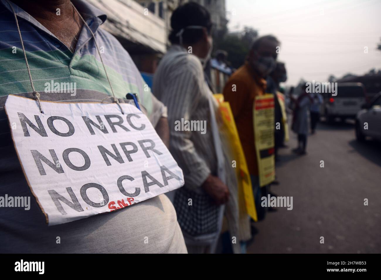 Kalkutta, Westbengalen, Indien. 25th. November 2021. Menschen versammeln sich, um gegen den Gesetzentwurf des Bauern, keine NRC und keine CAA zu protestieren.Menschen, die eine menschliche Kette bilden, um zu demonstrieren. Kinder nehmen an dieser Kundgebung Teil. Die Menschen feiern auch den Protest der Bauern zum Jahrestag. (Bild: © Rahul Sadhukhan/Pacific Press via ZUMA Press Wire) Stockfoto