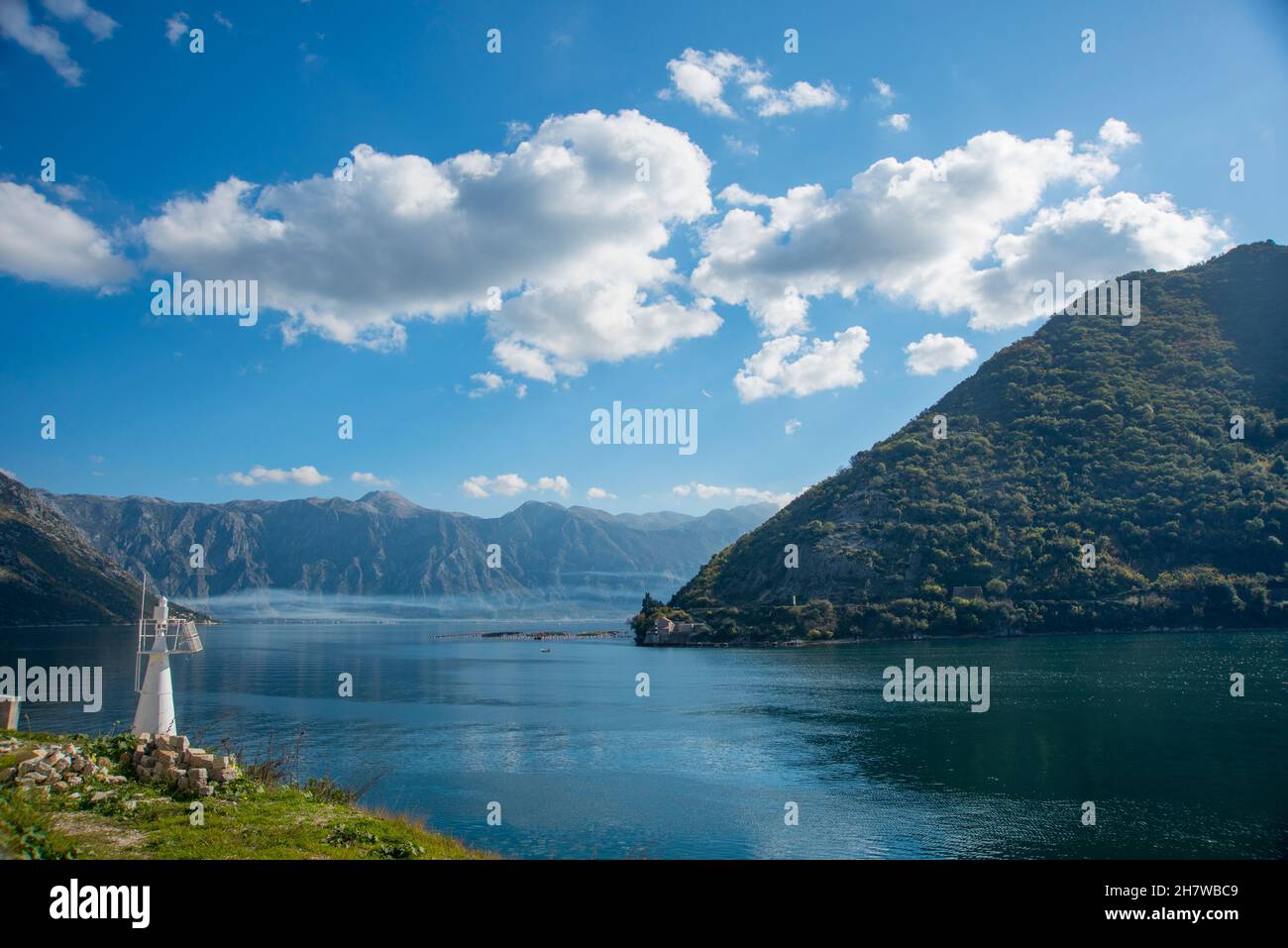 Die Insel Saint George ist eine der beiden Inseln vor der Küste von Perast in der Bucht von Kotor, Montenegro Stockfoto