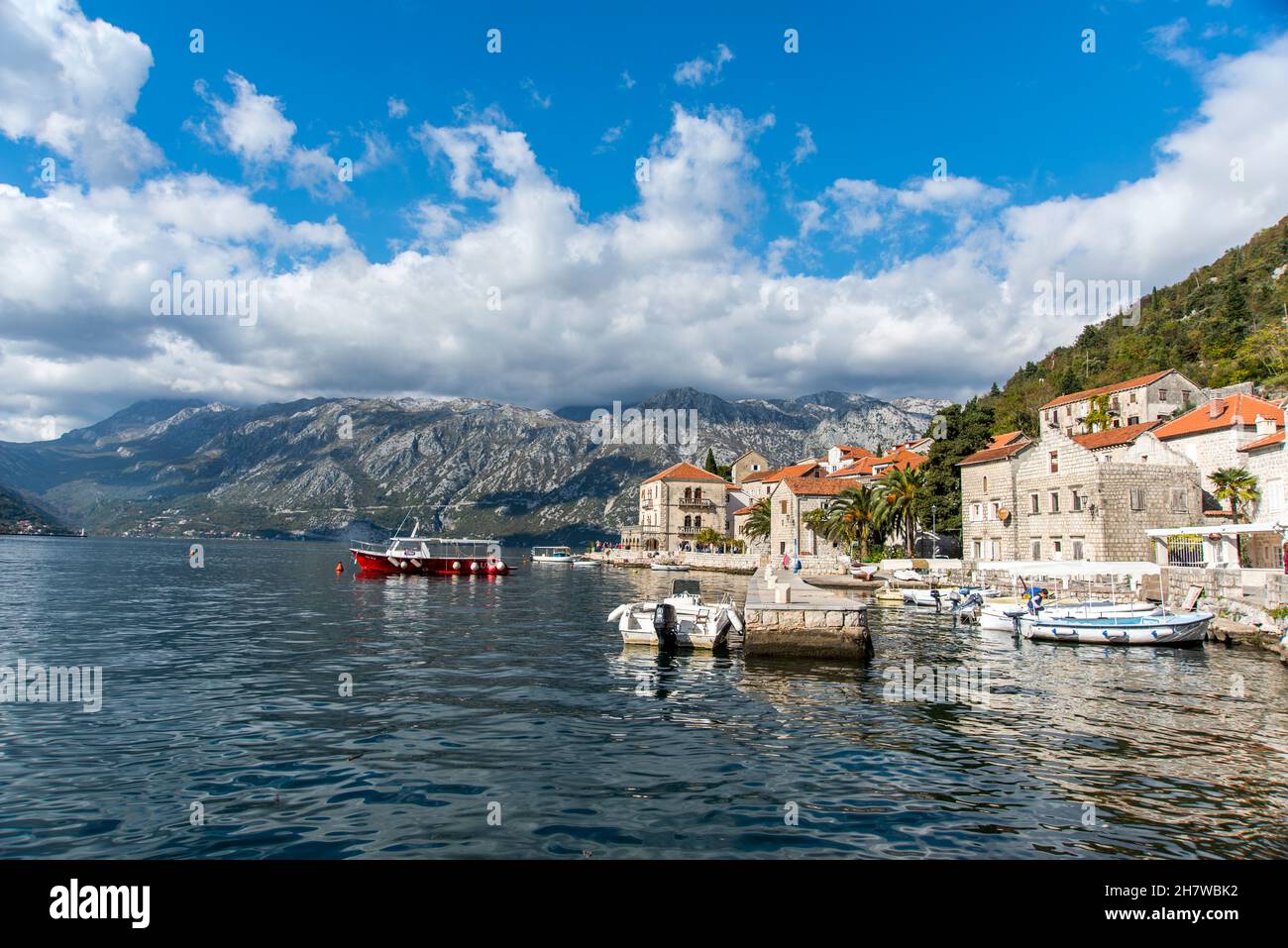 Historische Stadt Perast in der Bucht von Kotor Stockfoto