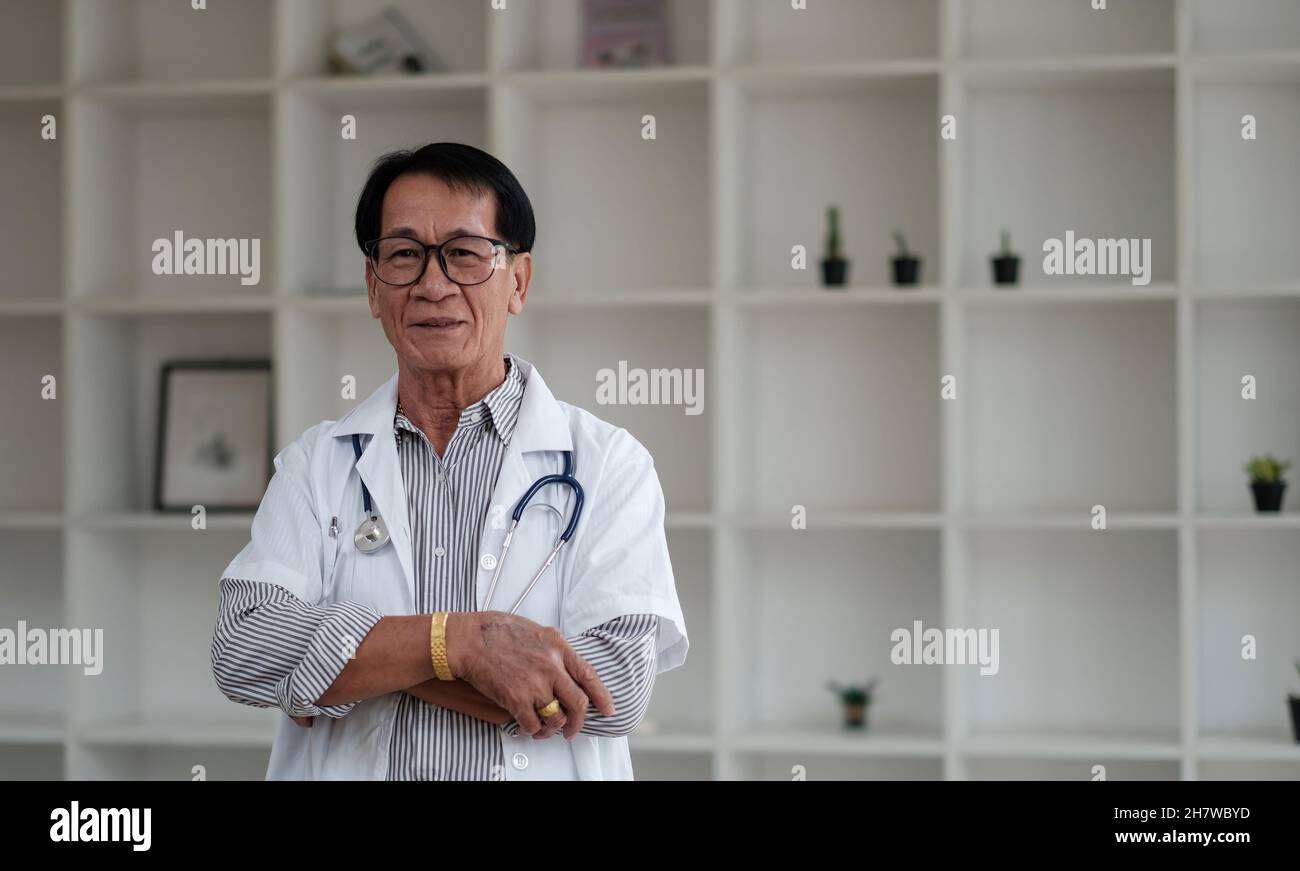 Portrait Asian männlich Senior Arzt Krankenhaus medizinische Klinik Medizin Gesundheitswesen. Stockfoto