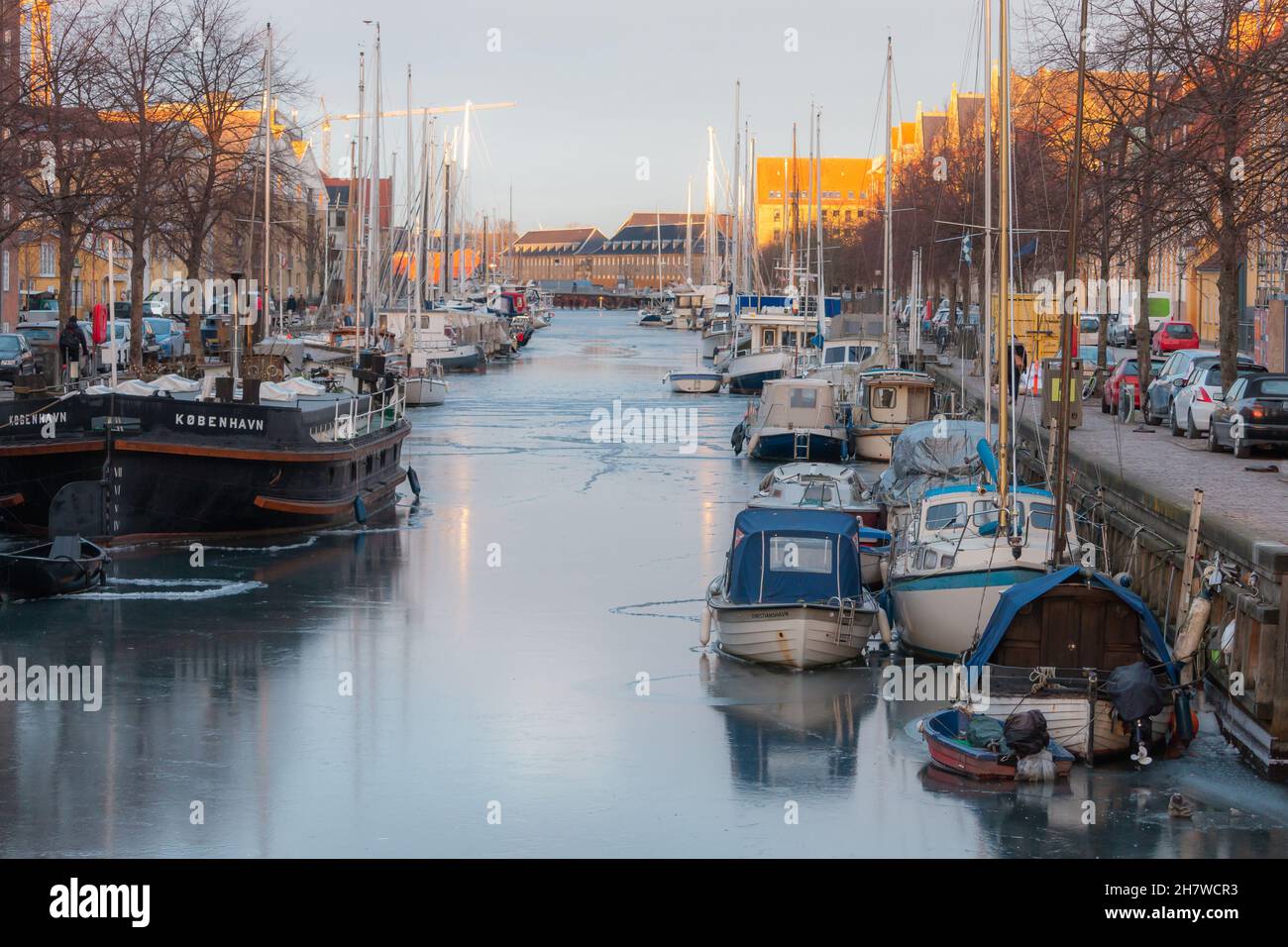 Gefrorenes Boot und Schiffskanal in Christianshavn - Kopenhagen Dänemark Stockfoto