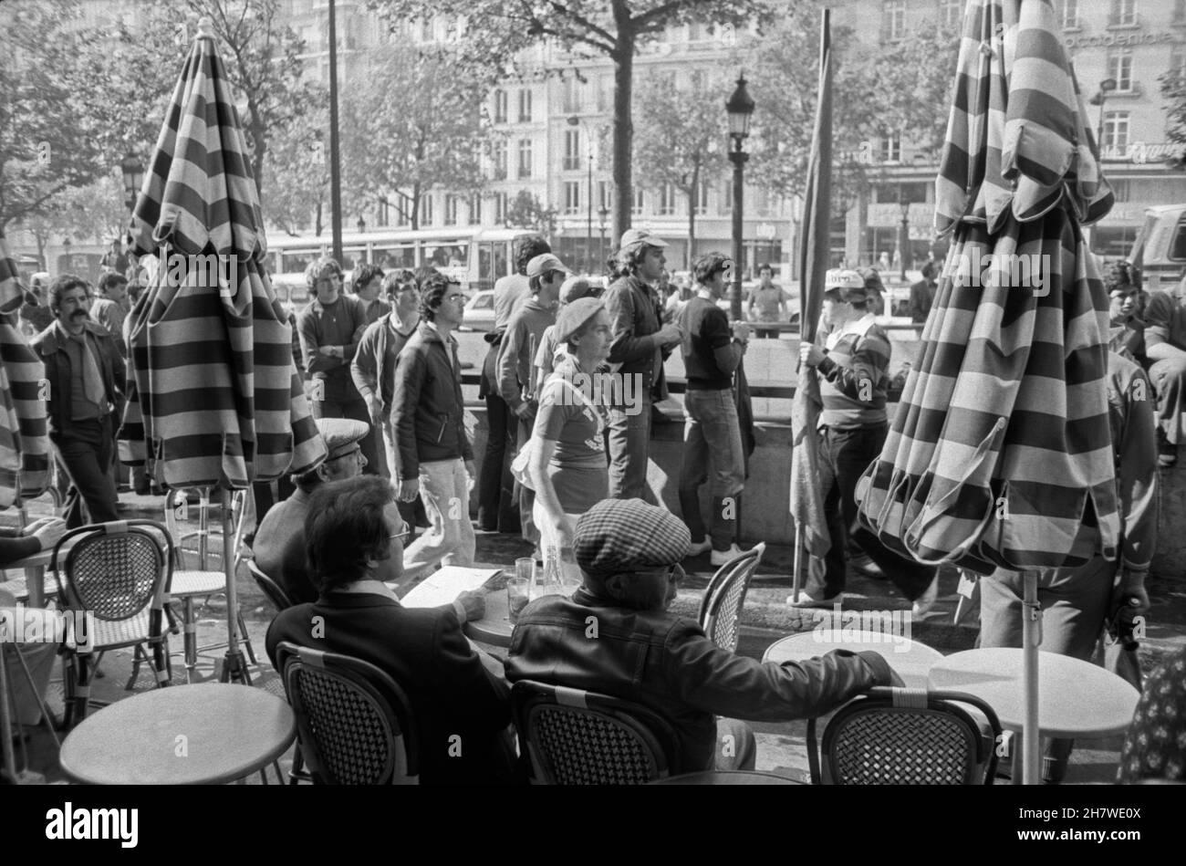 Eine Prozession der Beziers-Fans anlässlich des Sieges in der Rugby-Club-Meisterschaft. Nach der etablierten Tradition gewann das Team 1978 den zweiten Meistertitel in Folge – das Paris-Finale mit Montferrand endete mit einer großen Punktzahl (31:9). Champs-Elysees, Paris; Frankreich, 1978 Stockfoto