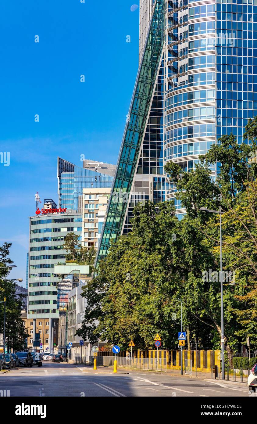 Warschau, Mazovia / Polen - 2020/08/09: Panoramablick auf das Geschäftsviertel Srodmiescie in der Innenstadt von Twarda Straße und Spektrum Tower mit W Stockfoto