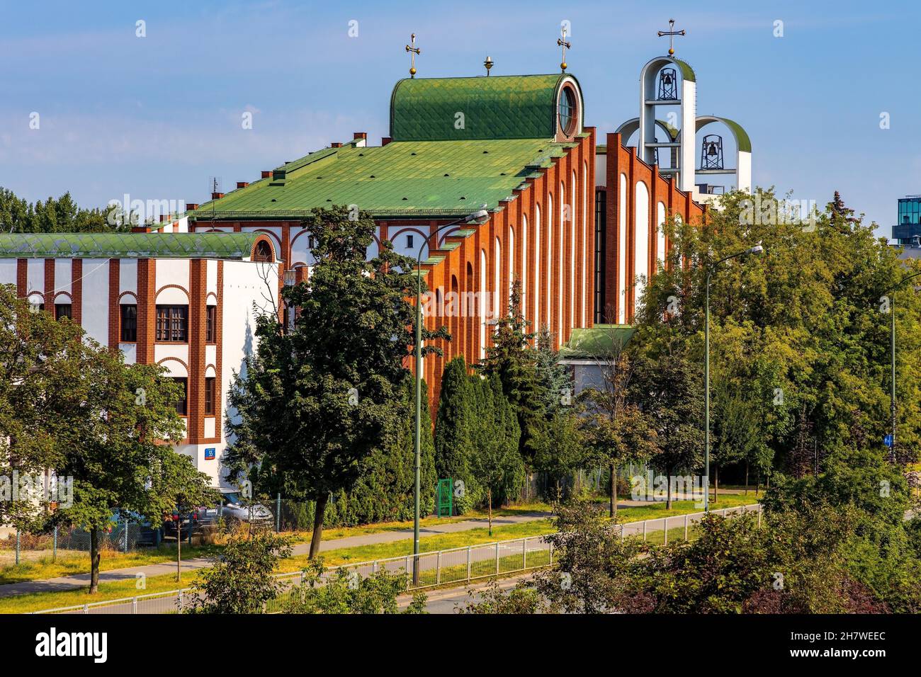 Warschau, Mazovia / Polen - 2020/08/09: Kirche der Heiligen Maria, der Königin der polnischen Märtyrer bei al. Stanow Zjednoczonych Avenue in South Praga Poludnie dist Stockfoto