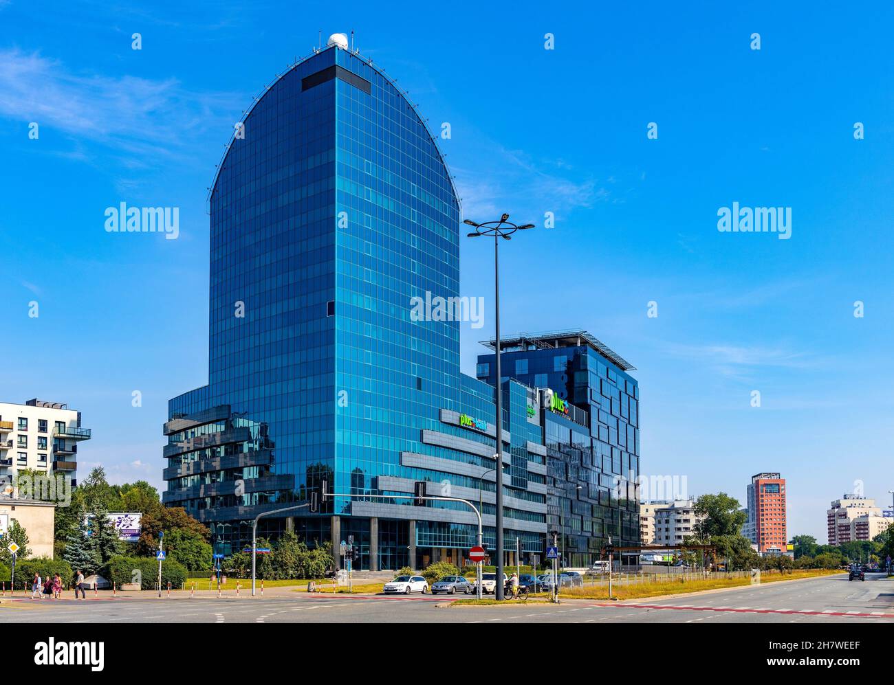 Warschau, Mazovia / Polen - 2020/08/09: Panoramablick auf den Bezirk South Praga Poludnie mit dem Bürogebäude Blue Point bei al. Stanow Zjednoczonych Ave Stockfoto