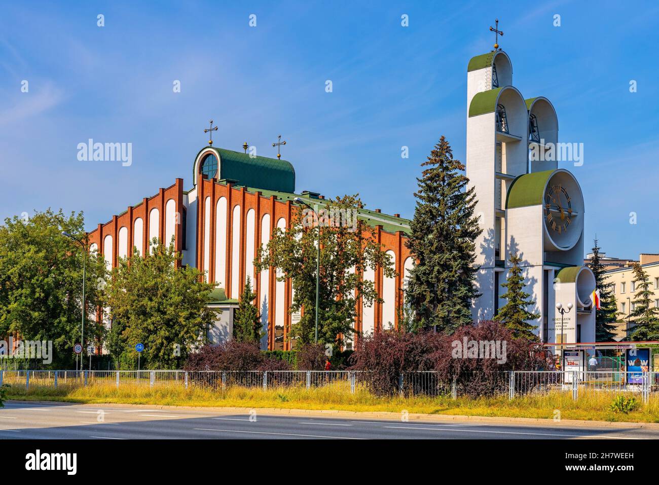 Warschau, Mazovia / Polen - 2020/08/09: Kirche der Heiligen Maria, der Königin der polnischen Märtyrer bei al. Stanow Zjednoczonych Avenue in South Praga Poludnie dist Stockfoto