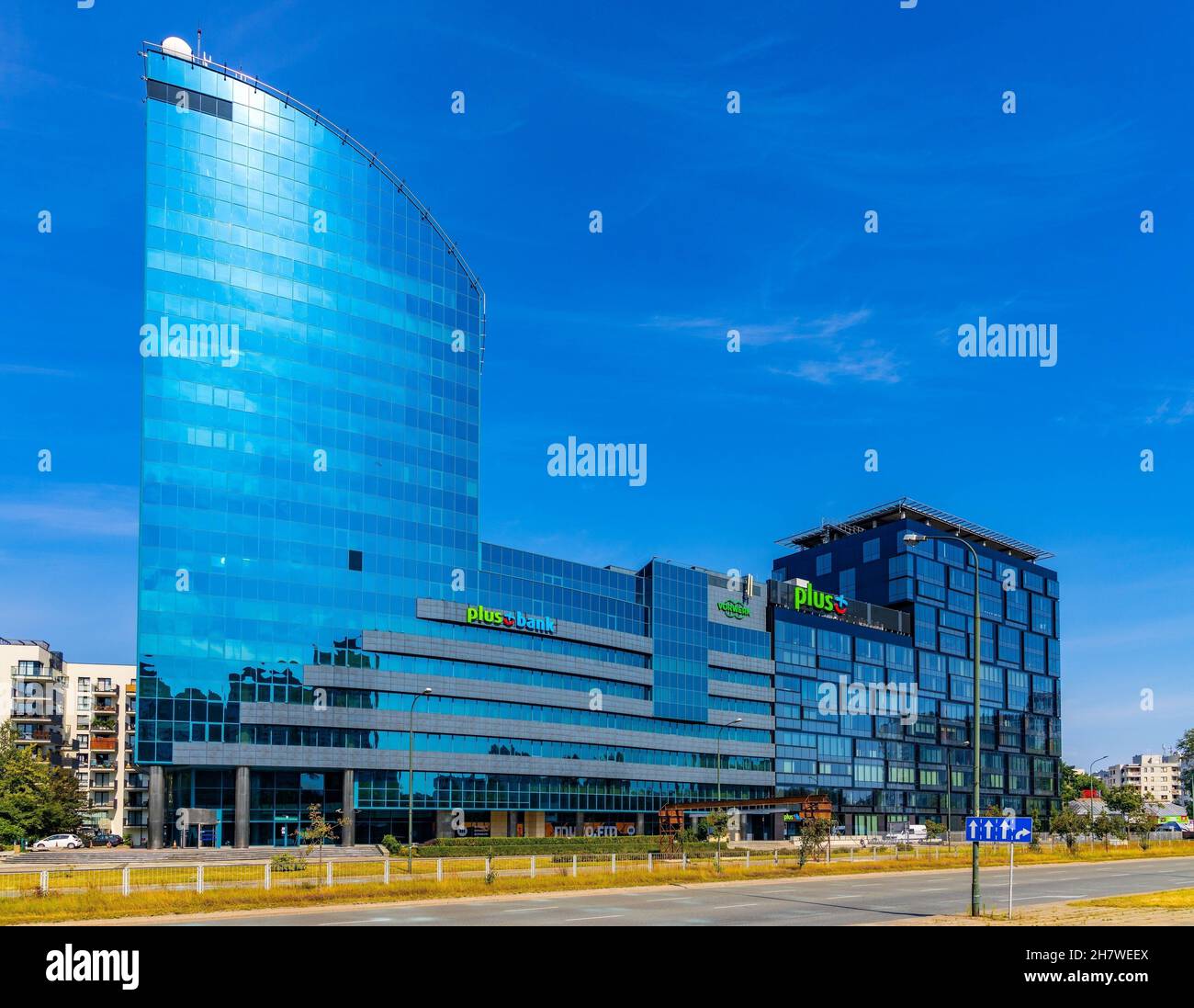 Warschau, Mazovia / Polen - 2020/08/09: Panoramablick auf den Bezirk South Praga Poludnie mit dem Bürogebäude Blue Point bei al. Stanow Zjednoczonych Ave Stockfoto