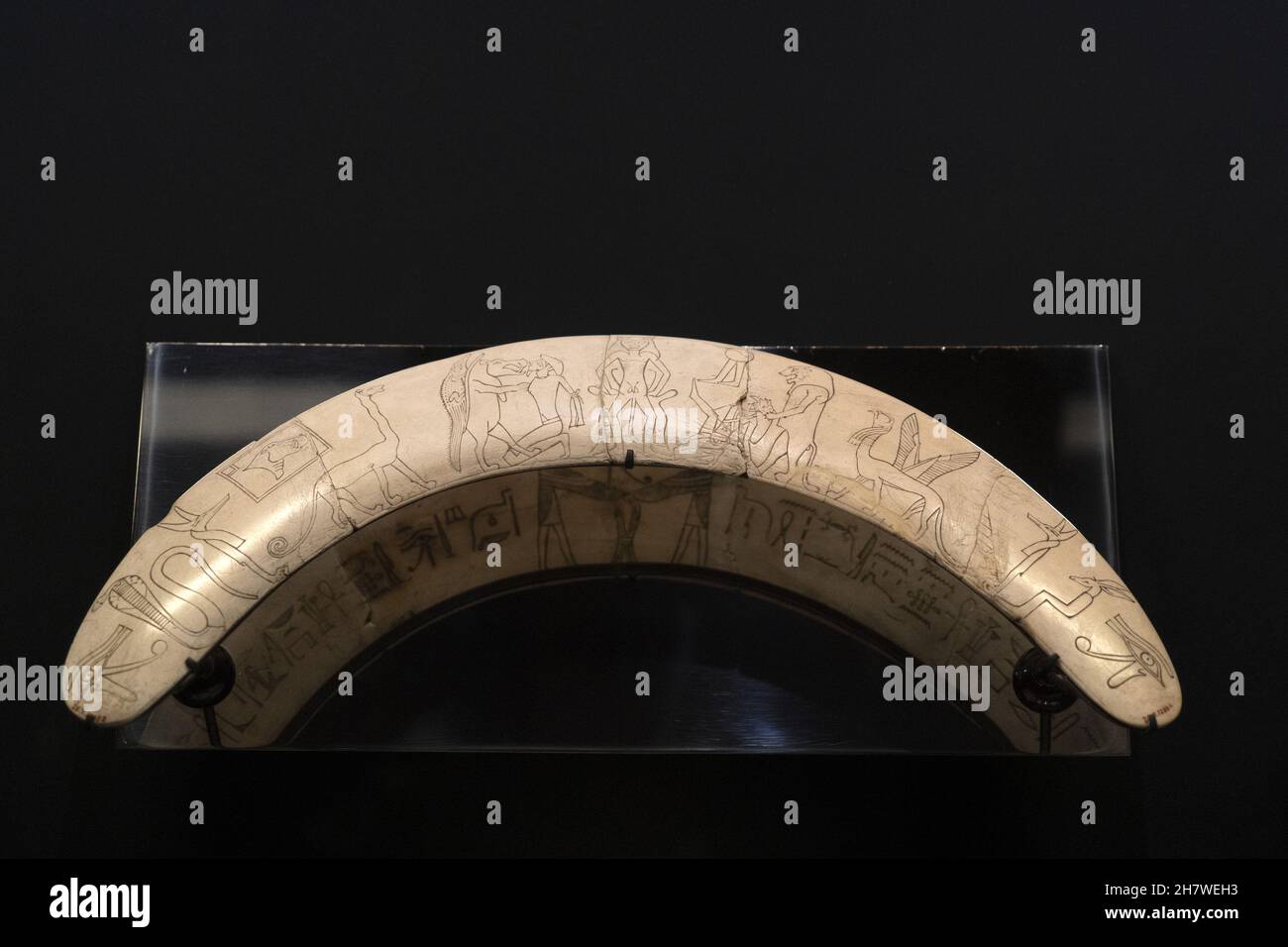 Ägyptischer Zauberstab aus Elfenbein mit Gripin isoliert auf Schwarz Stockfoto