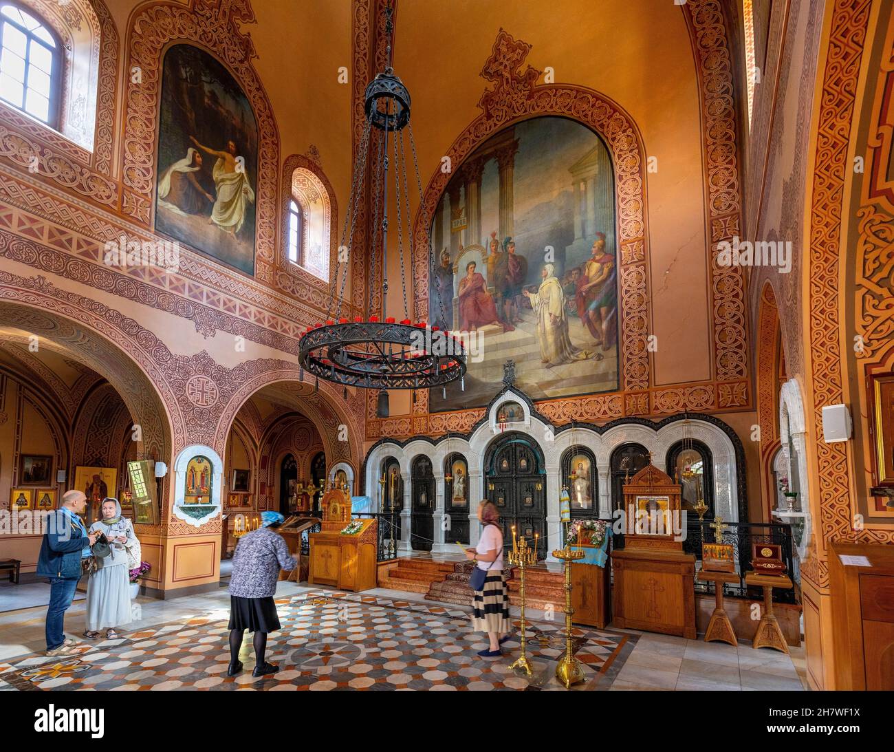 Jerusalem, Israel - 14. Oktober 2017: Russische orthodoxe Kirche der heiligen Maria Magdalena auf dem Ölberg im Kidron-Tal gegenüber den Mauern der alten KI Stockfoto