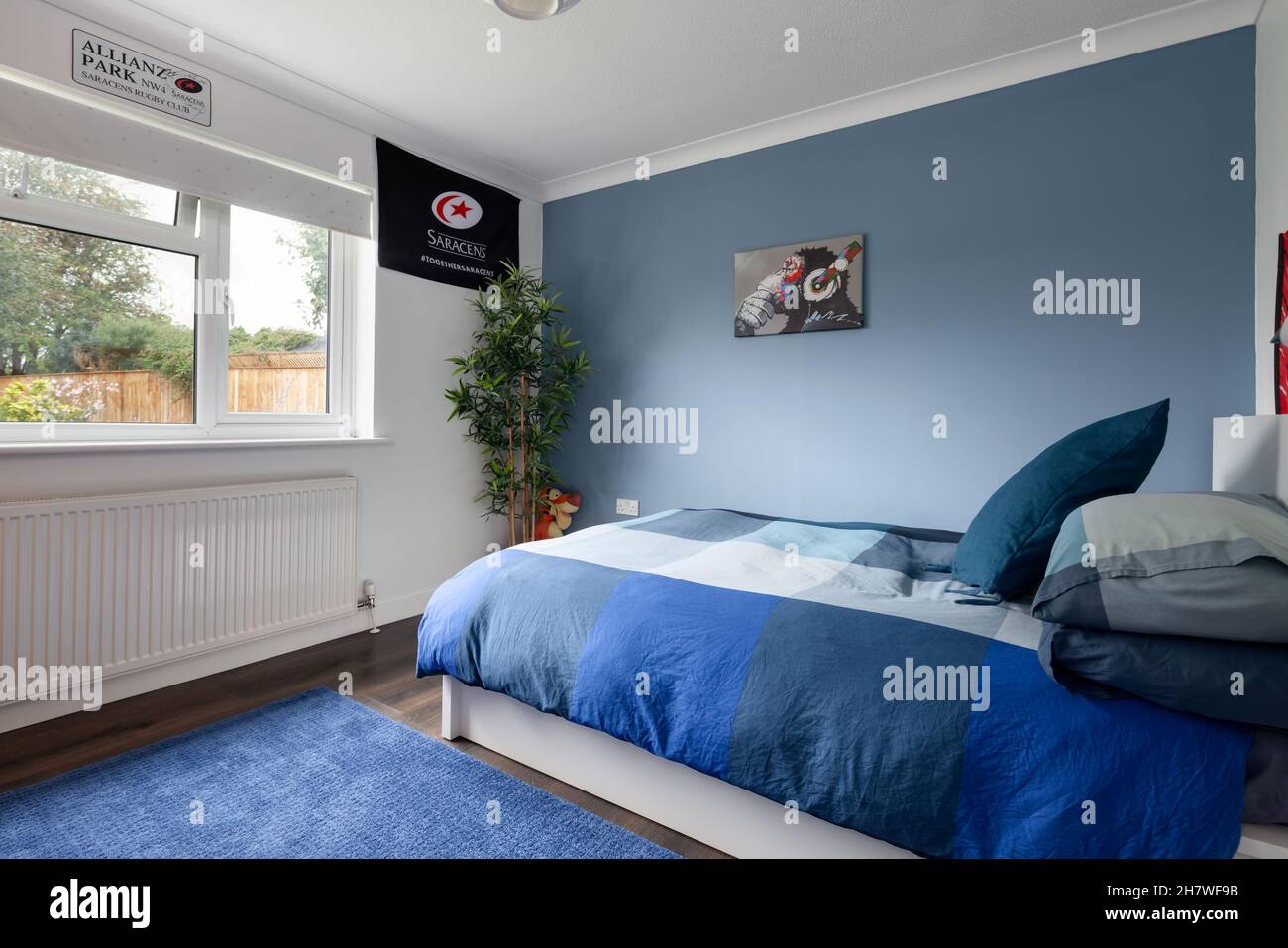 Cambridge, Cambridgeshire - Oktober 1 2019: Luxuriös eingerichtetes Schlafzimmer in Blau und Weiß auf moderne Weise dekoriert. Stockfoto