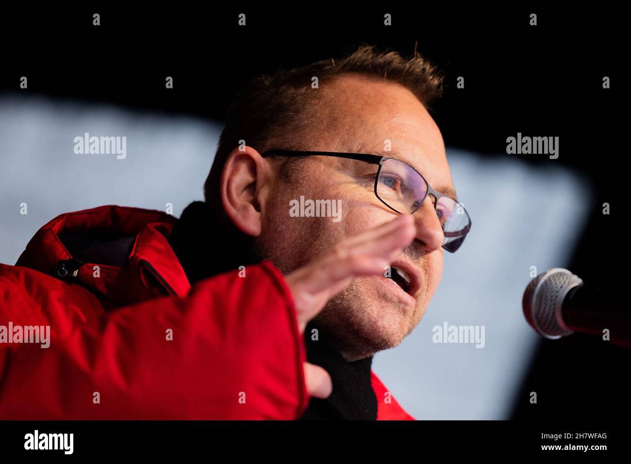 Düsseldorf, Deutschland. 25th. November 2021. Frank Werneke, Vorsitzender der Dienstleistungsgewerkschaft Verdi, spricht bei einer Demonstration der Beschäftigten des öffentlichen Dienstes vor dem landtag. Quelle: Rolf Vennenbernd/dpa/Alamy Live News Stockfoto