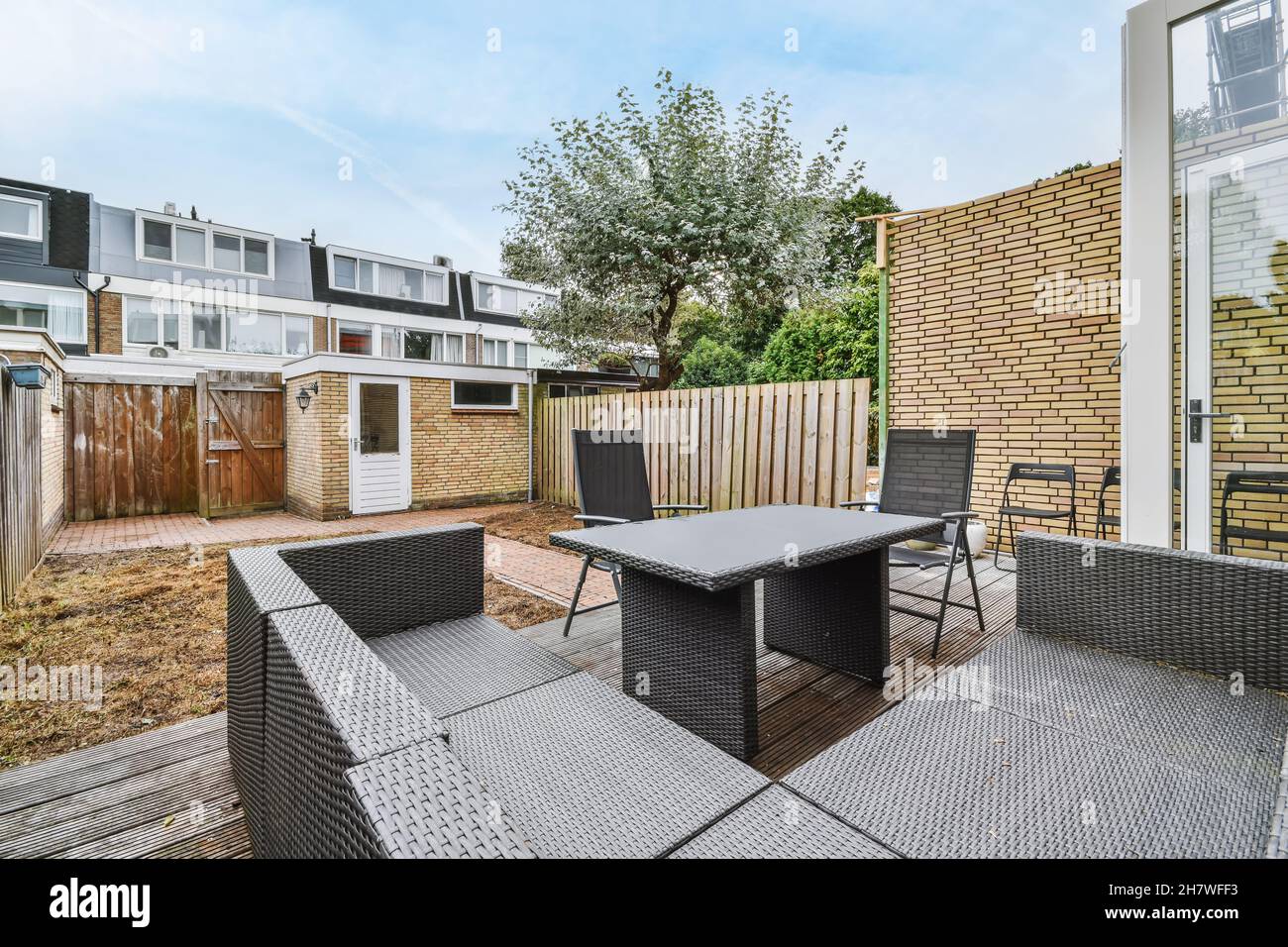 Innenhof des Hauses mit Korbstühlen Stockfoto