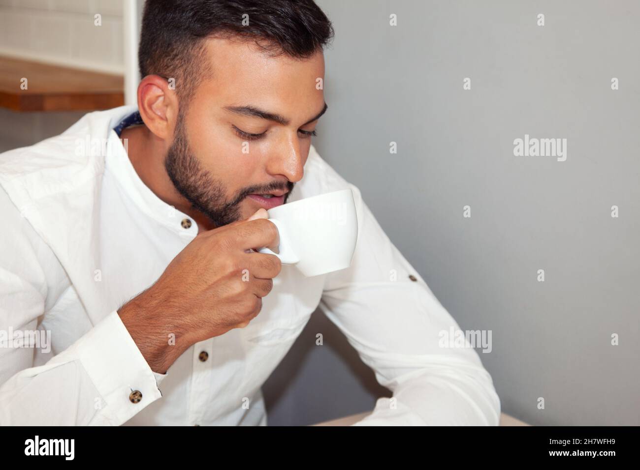 Mann trinkt Kaffee. Junge im Café. Junge mit Kaffee. Lifestyle. Junge, der sich im Café ausruht. Stockfoto