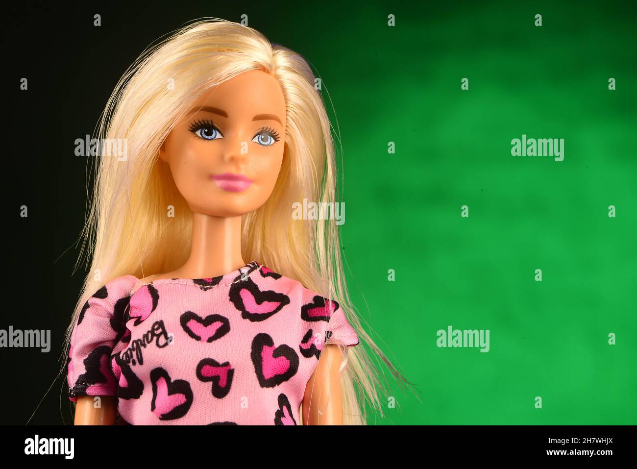 Barbie ist eine Modepuppe, die vom amerikanischen Spielzeughersteller Mattel  hergestellt wird Stockfotografie - Alamy