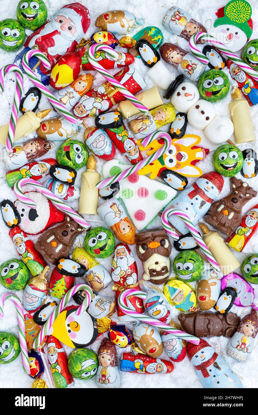 Verschiedene Schokoladen und Süßigkeiten zur Weihnachtsbaumdekoration Stockfoto