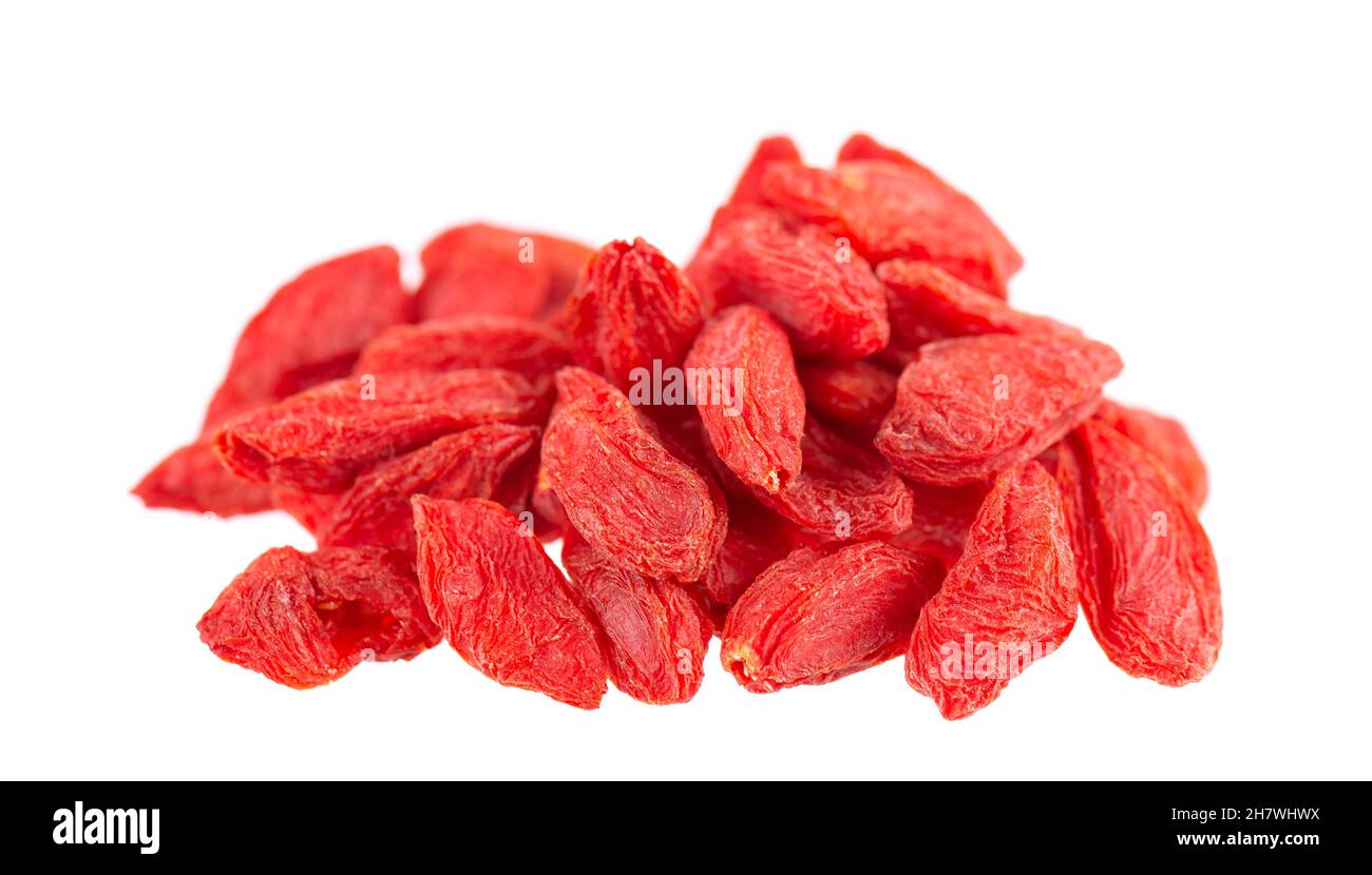 Chinesische Wolfbeeren isoliert auf weißem Hintergrund. Haufen getrockneter Goji-Beere Stockfoto