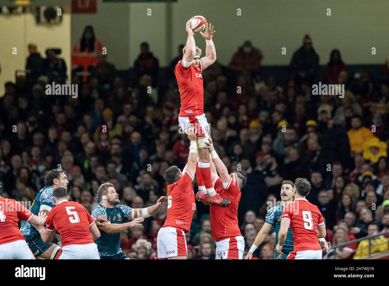 Welsh No. 8, Aaron Wainwright wird von Ellis Jenkins und Requisite, Wyn Jones, angehoben, um den Ball in einer walisischen Lineout zu gewinnen. Stockfoto