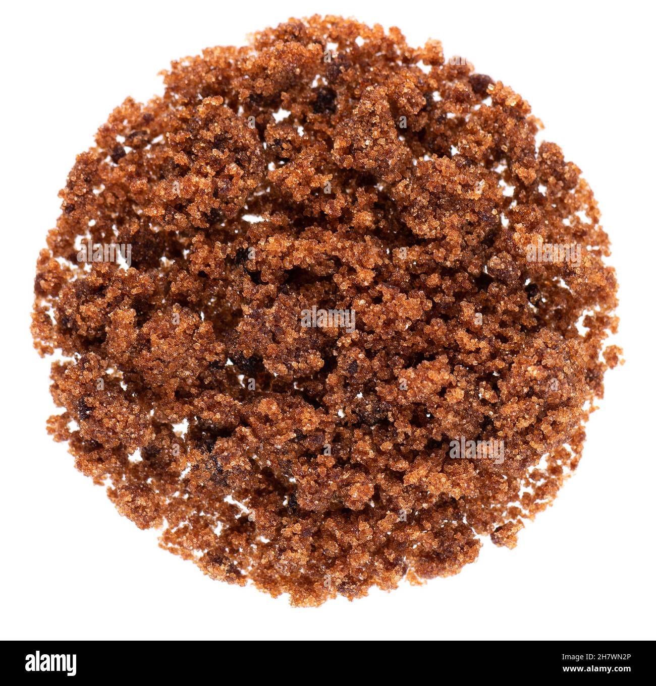 Muscovado Zucker isoliert auf weißem Hintergrund. Barbados Zucker, Khandsari oder khand. Draufsicht. Stockfoto