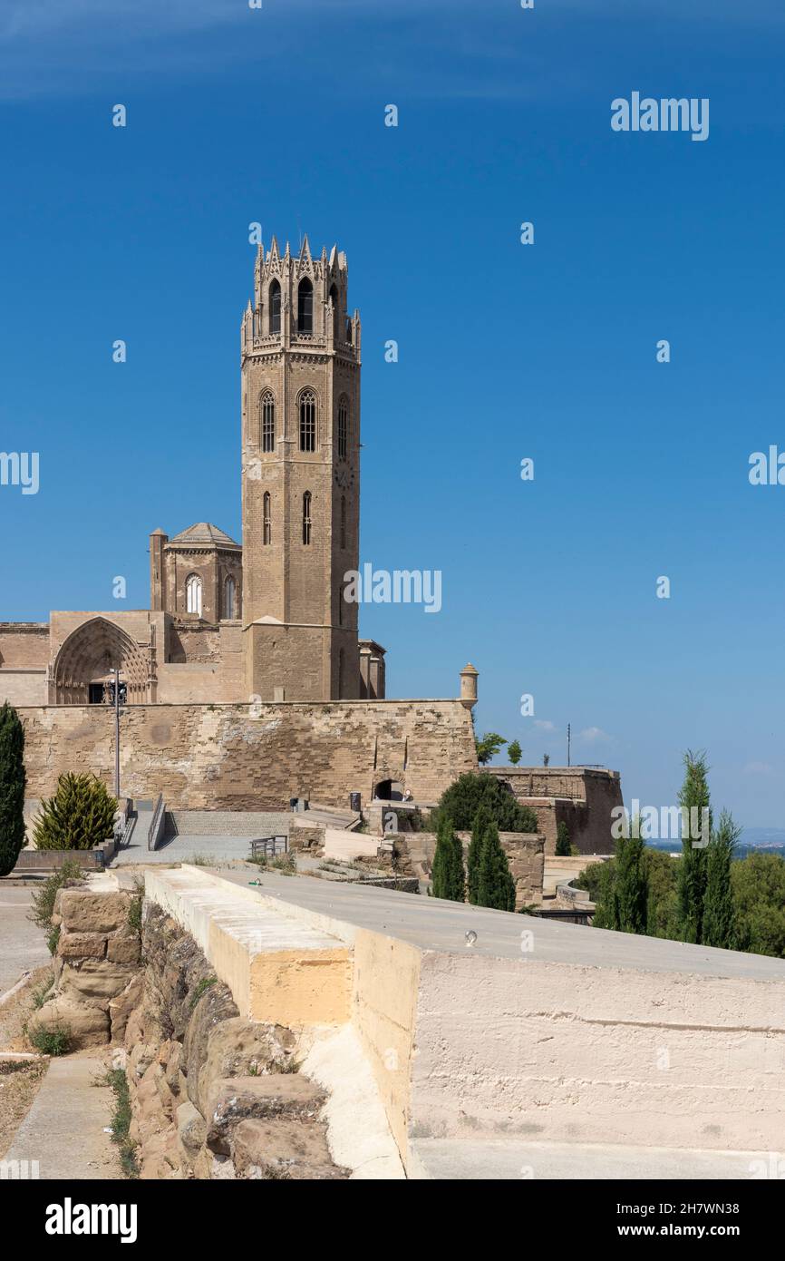 Kathedrale von Lleida an einem heißen Sommertag Stockfoto