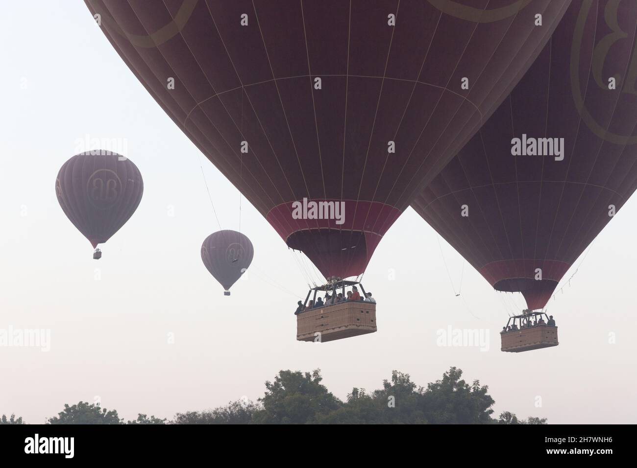 Heißluftballons starten, um das Tal zu erkunden Stockfoto