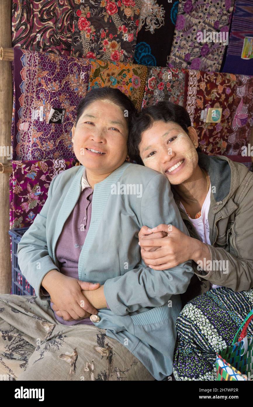 Mutter und Tochter verkaufen Stoffe auf dem Nyaung U-Markt Stockfoto