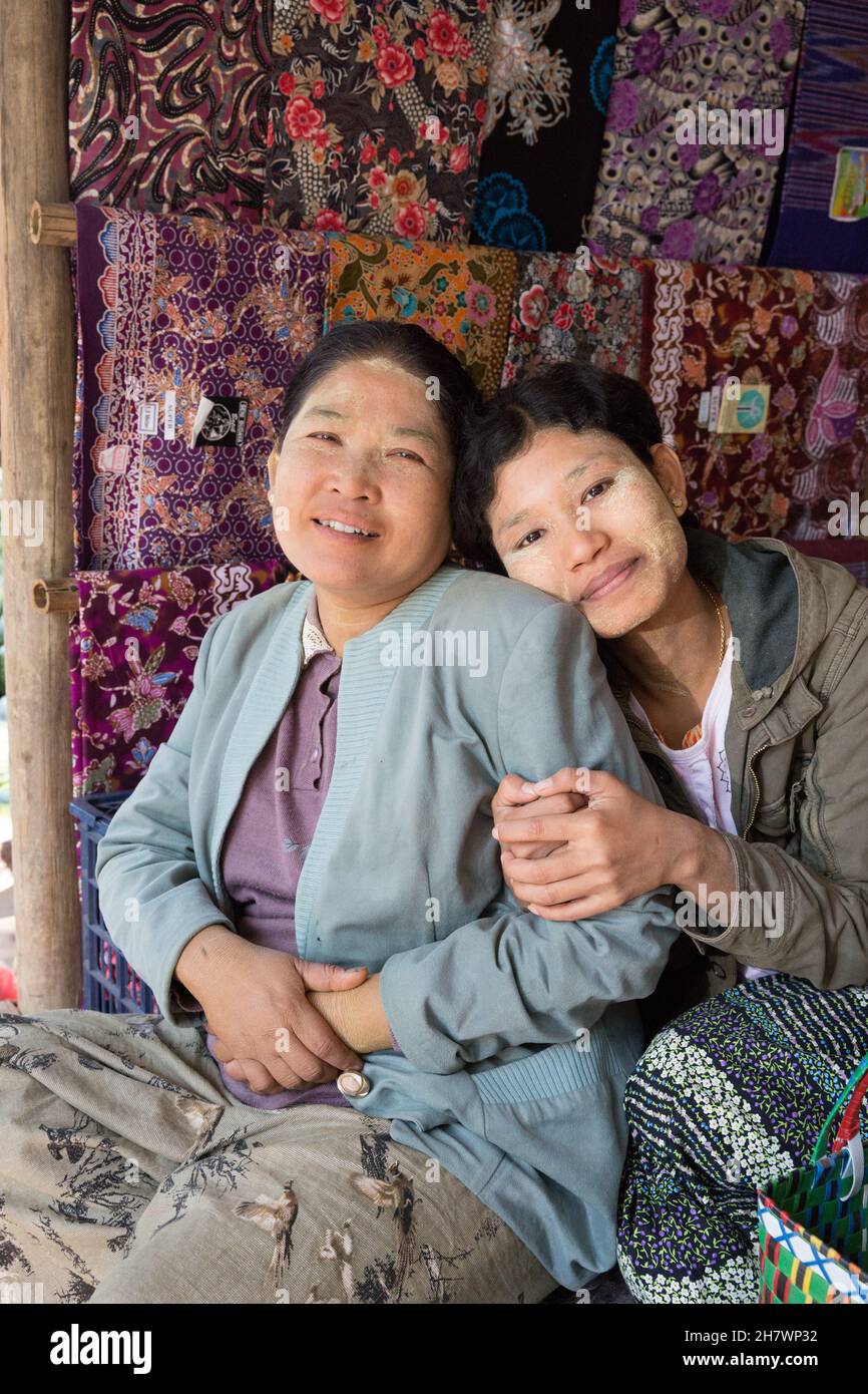 Mutter und Tochter verkaufen Stoffe auf dem Nyaung U-Markt Stockfoto