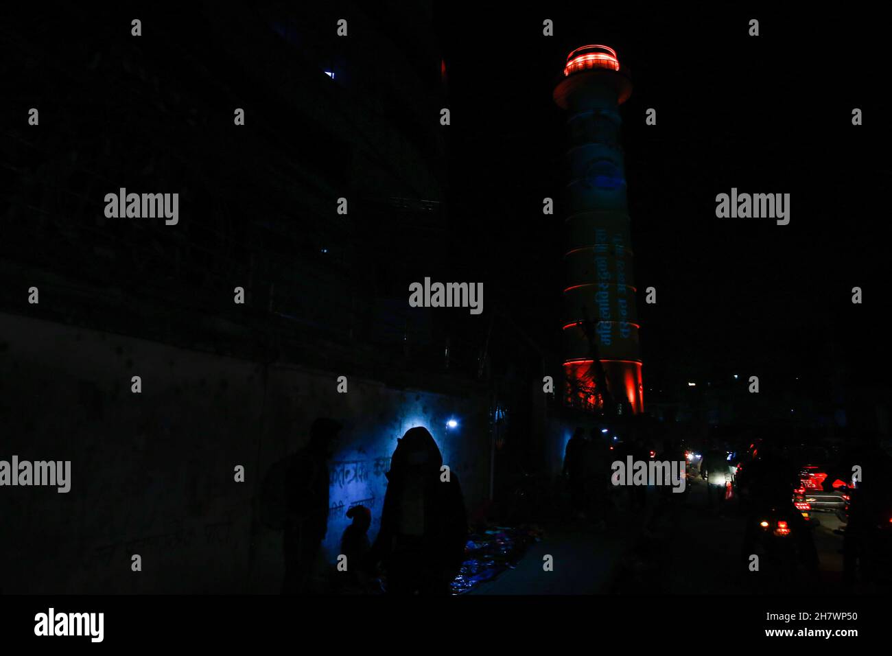 Kathmandu, Nepal. 25th. November 2021. Am Donnerstag, dem 25. November 2021, leuchtet der Dharahara-Turm aus Anlass des Internationalen Tages zur Beseitigung der Gewalt gegen Frauen in Kathmandu, Nepal, mit roten Lichtern. Das Thema für dieses Jahr lautet „Orange the world: End Violence against Women now!“ (Bild: © Skanda Gautam/ZUMA Press Wire) Stockfoto