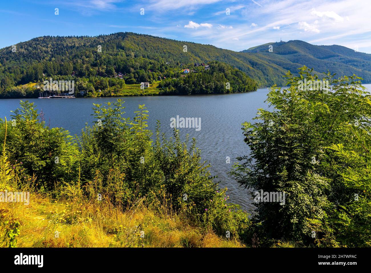 Panoramablick auf den Miedzybrodzkie-See und das Beskidy-Gebirge mit dem Berg Gora Zar bei Zywiec in Schlesien in Polen Stockfoto