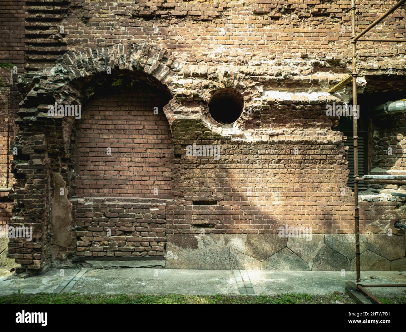 Brest, Weißrussland - August 2021: Gedenkmuseum Komplex Festung Brest. Geschichte des Zweiten Weltkriegs. Architektonische Elemente. Horizontales Foto. Stockfoto